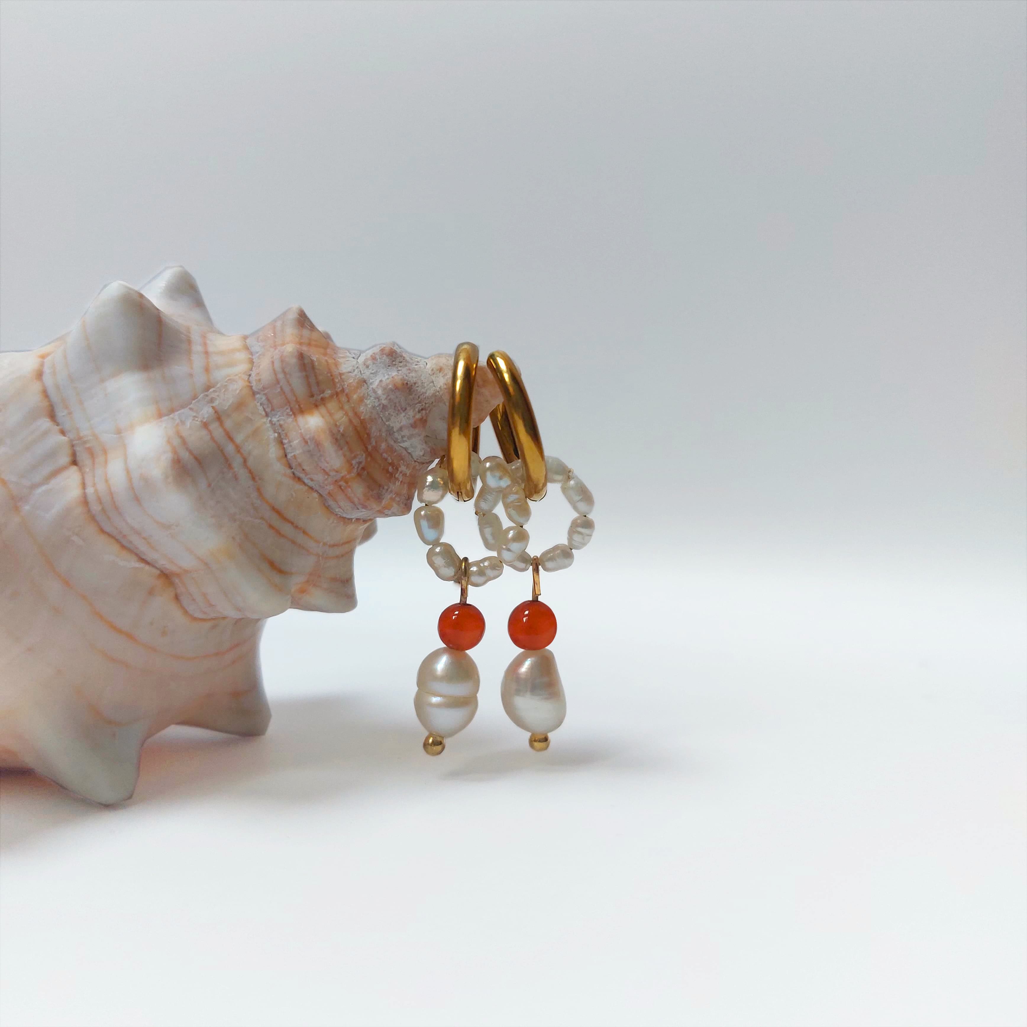 Boucles d'oreilles créole pour femme avec perles d'eau douce et pierres de cornaline rouge