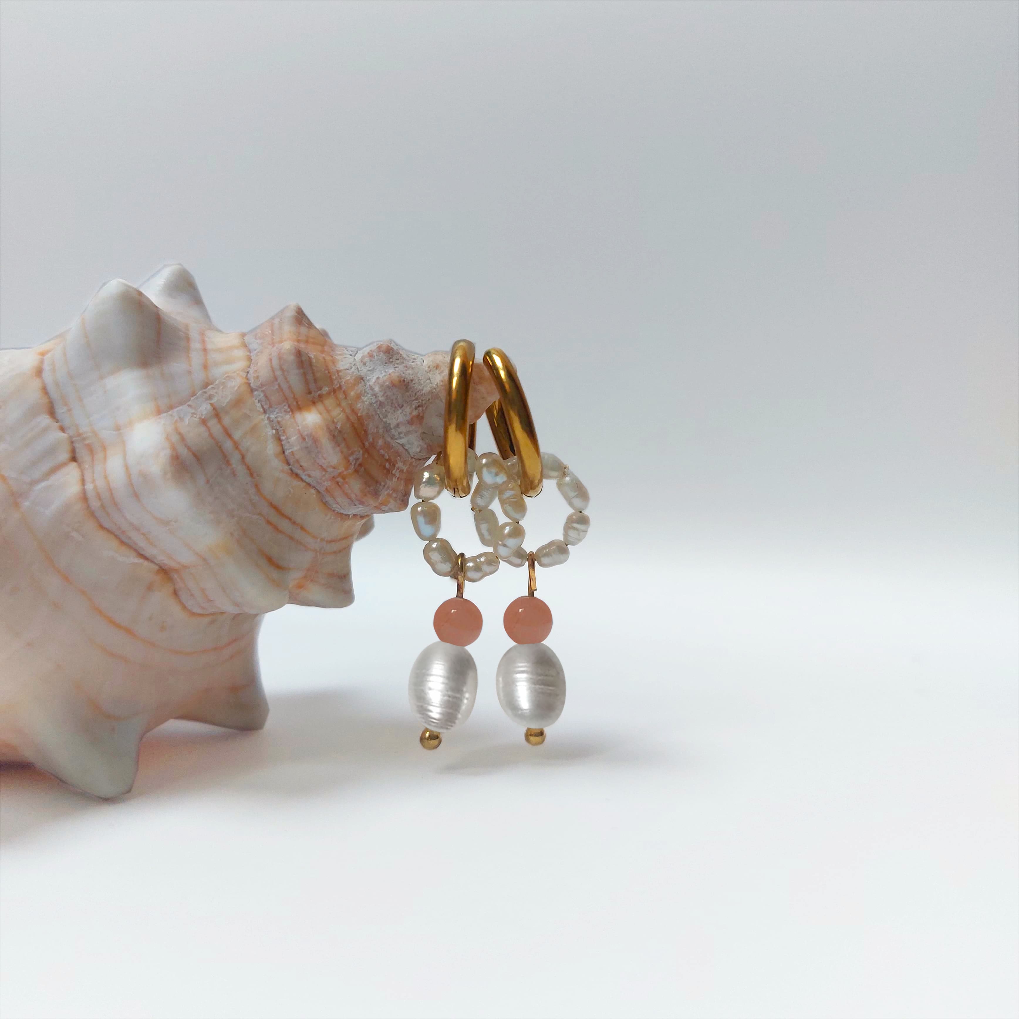 Boucles d'oreilles créole pour femme avec perles d'eau douce et pierres de soleil rose