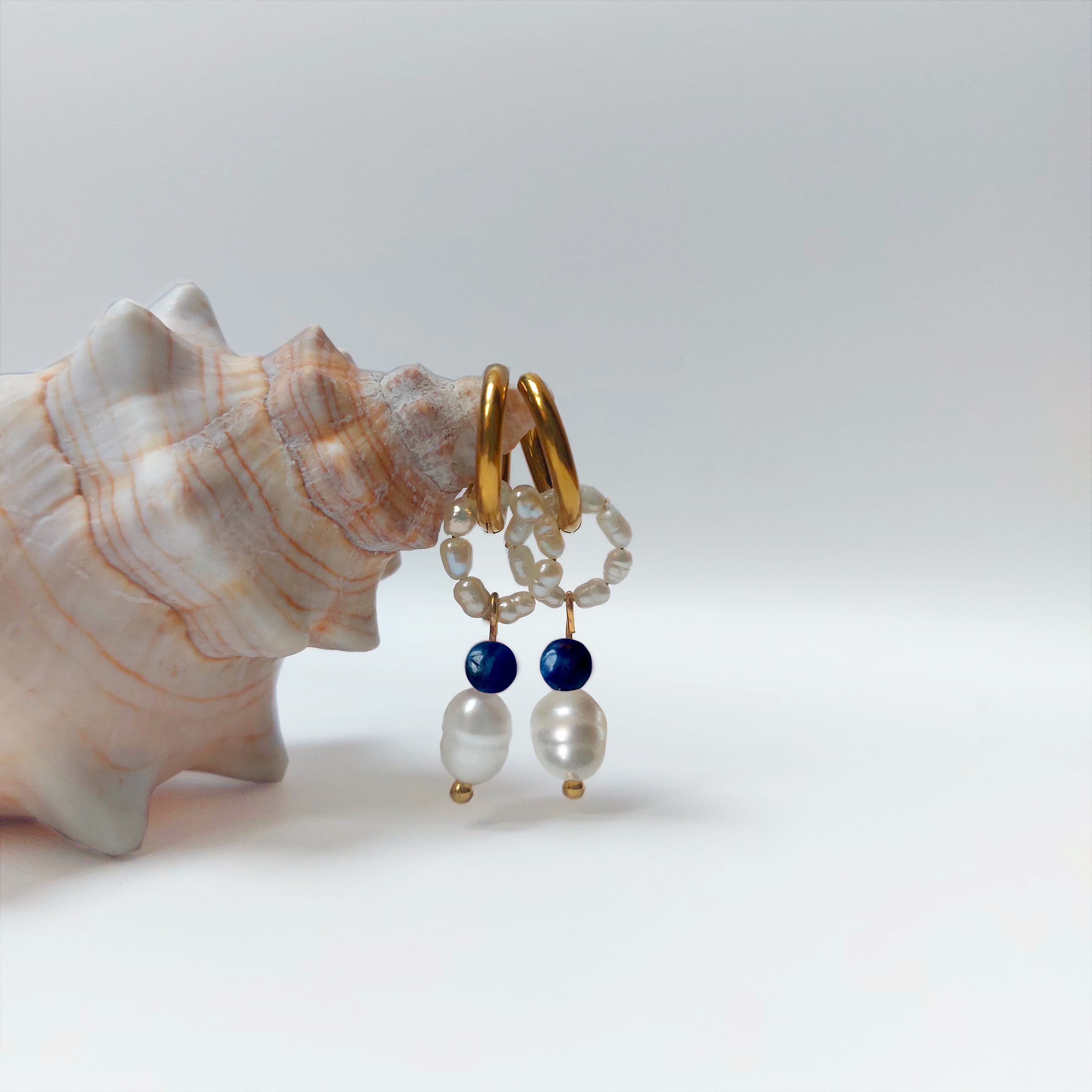 Boucles d'oreilles créole pour femme avec perles d'eau douce et pierres de sodalite bleu