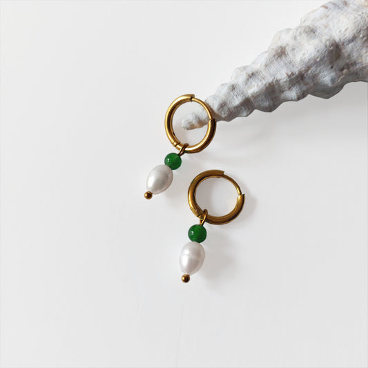 Boucles d'oreilles créoles en acier inoxydable avec une pierre d'eau douce et une perle d'aventurine. Design minimaliste et coloré.