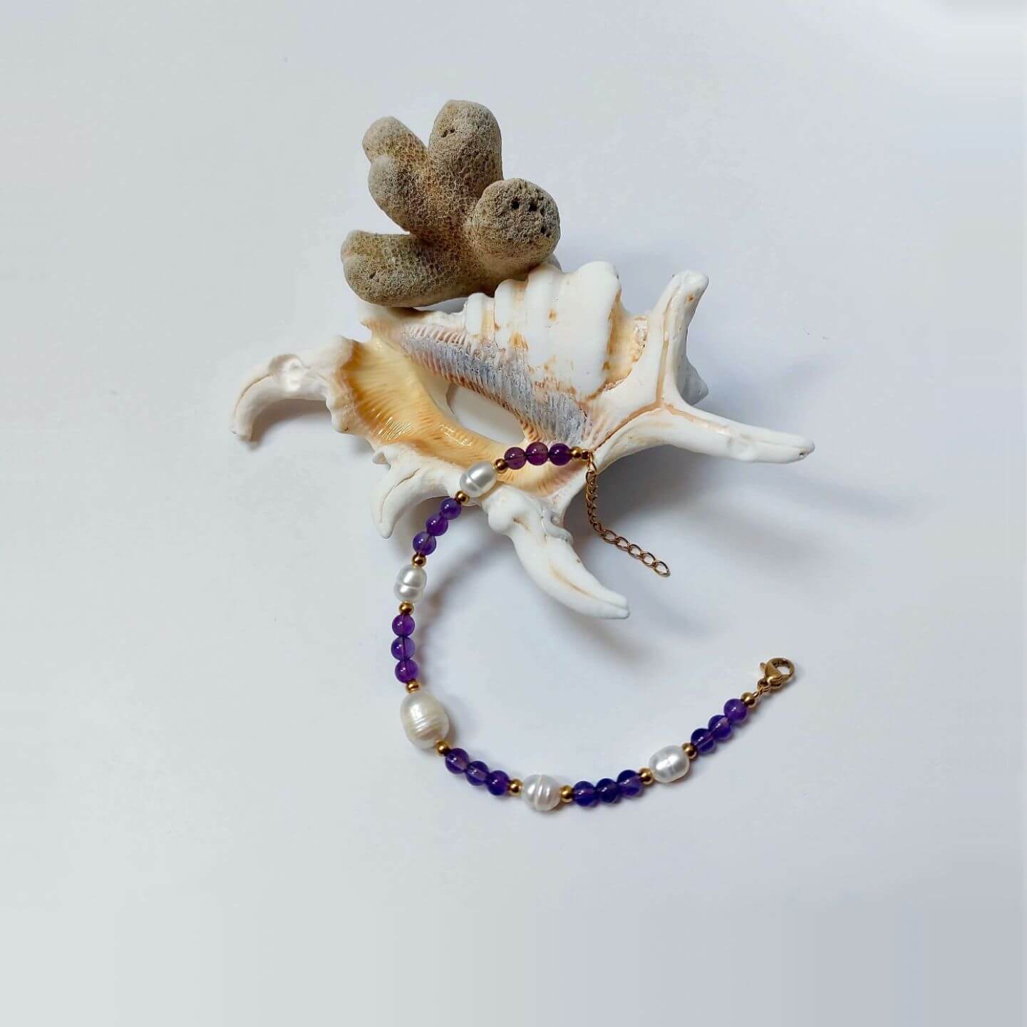 bracelet pour femme en perles d'eau douce et pierres d'améthyste violette