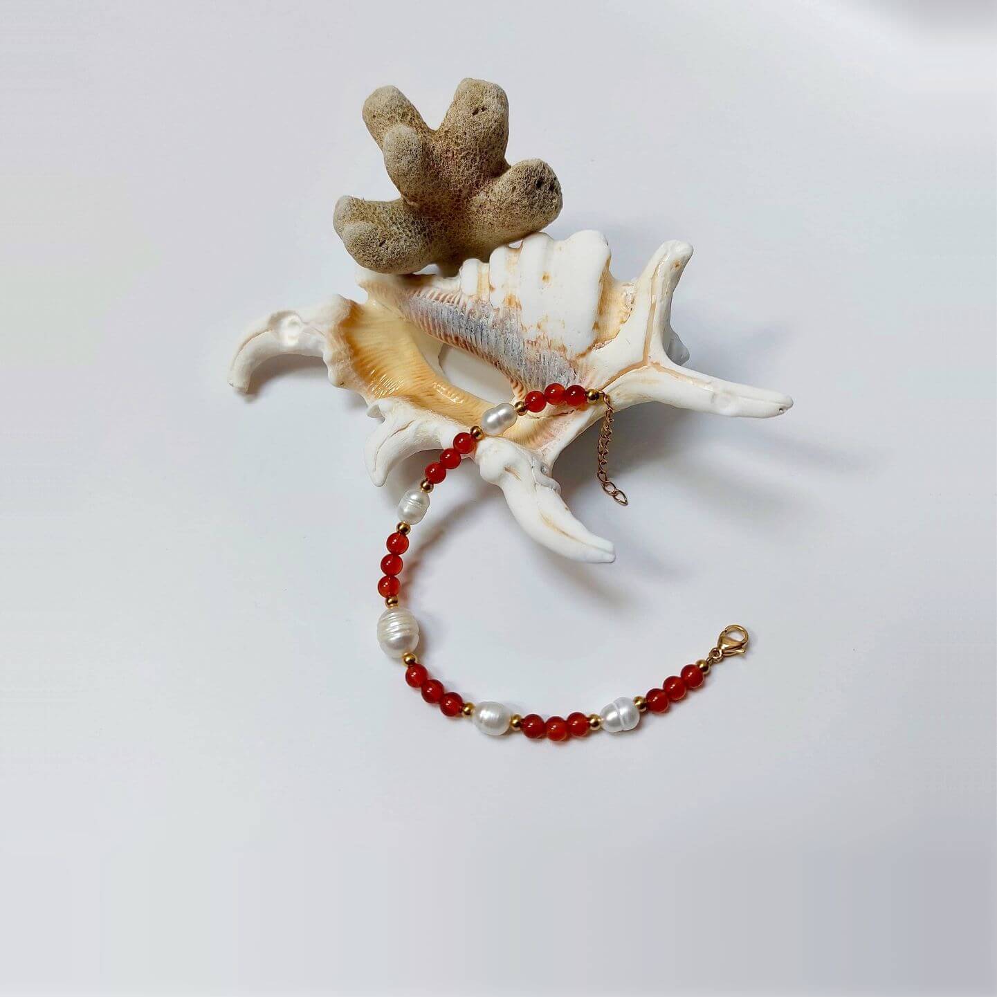 bracelet pour femme en perles d'eau douce et pierres de cornaline rouge