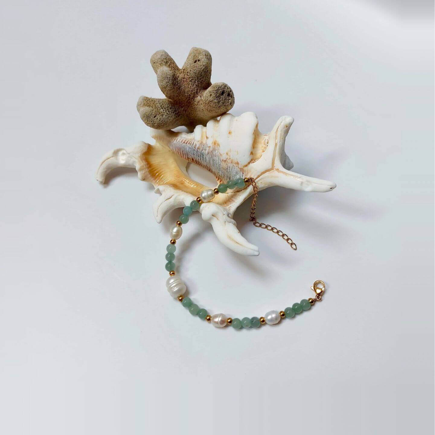 bracelet pour femme en perles d'eau douce et pierres de jade verte