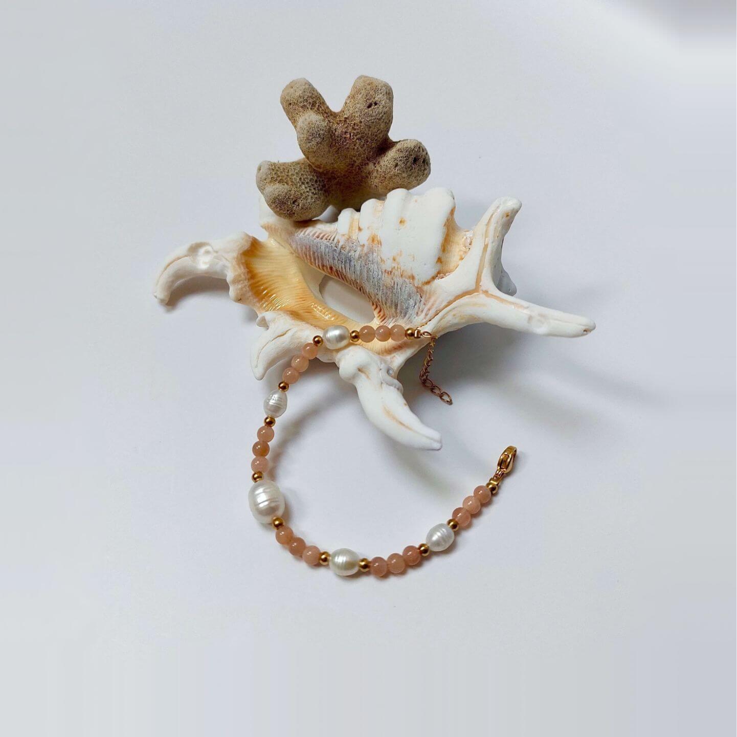 bracelet pour femme en perles d'eau douce et pierres de soleil