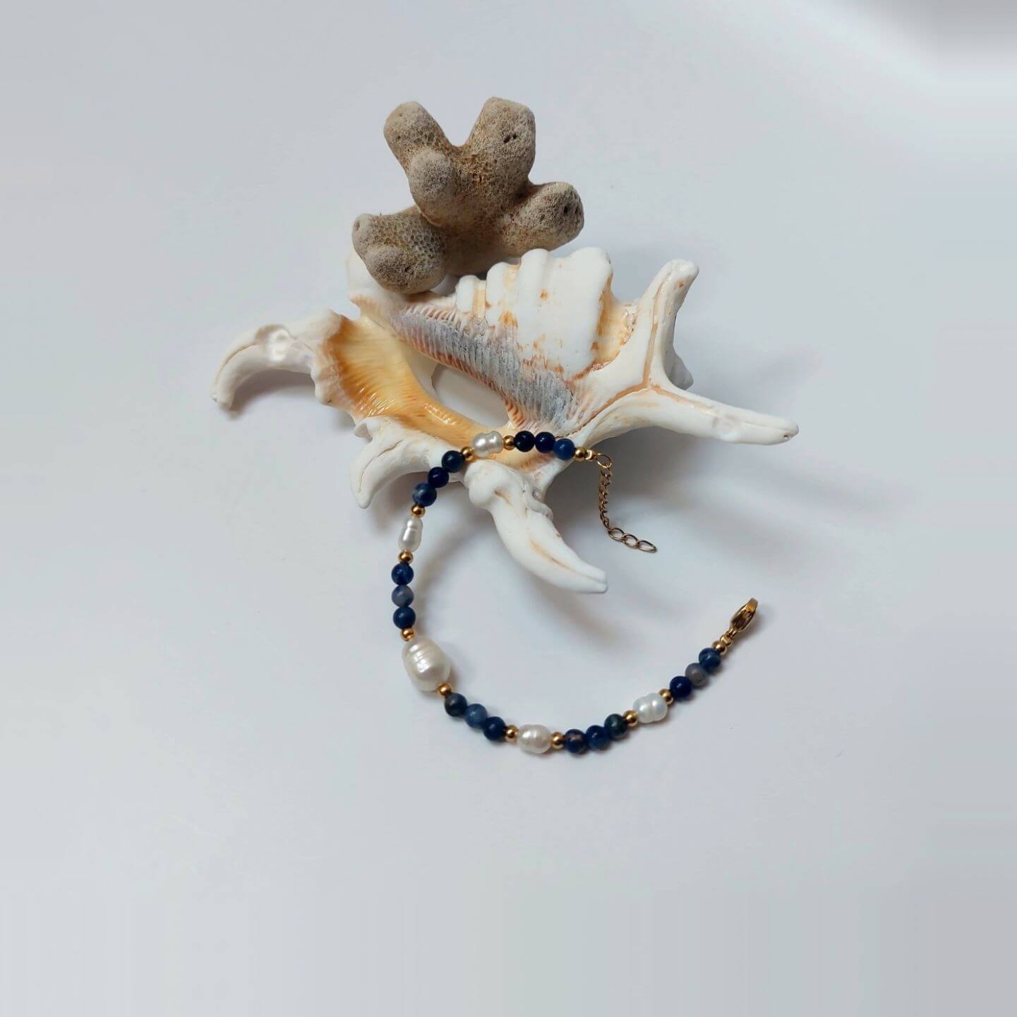 bracelet pour femme en perles d'eau douce et pierres de sodalite bleu