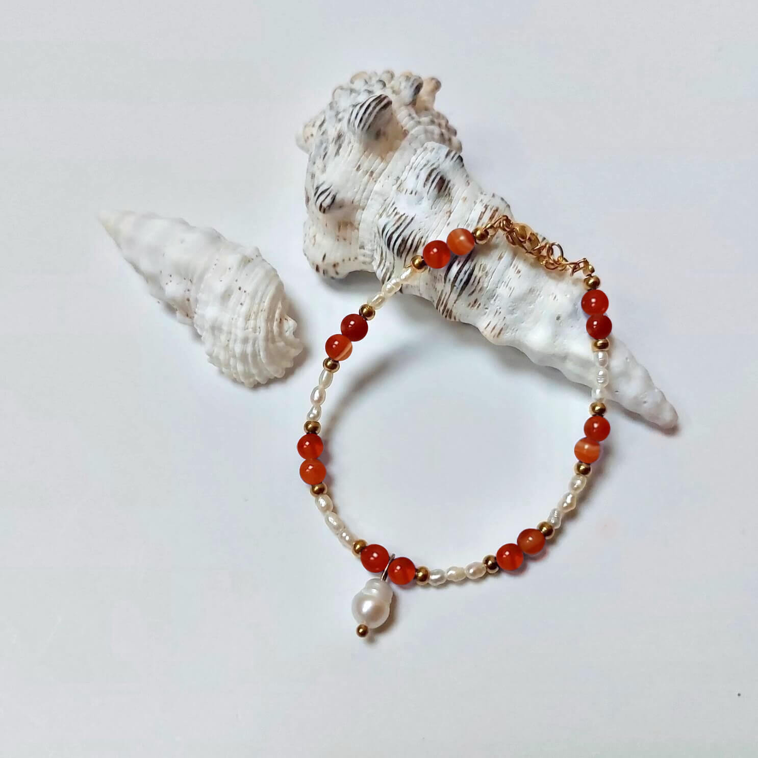 bracelet pour femme en perles d'eau douce et pierre cornaline rouge