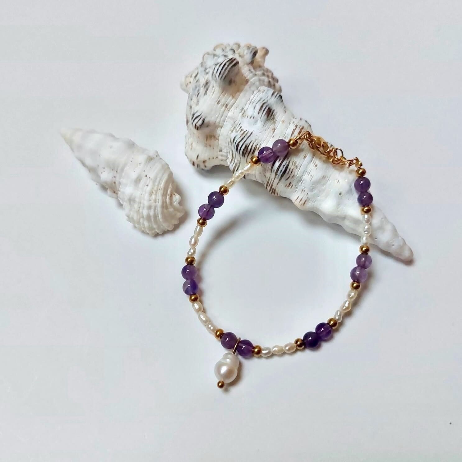 bracelet pour femme en perles d'eau douce et pierre améthyste violette