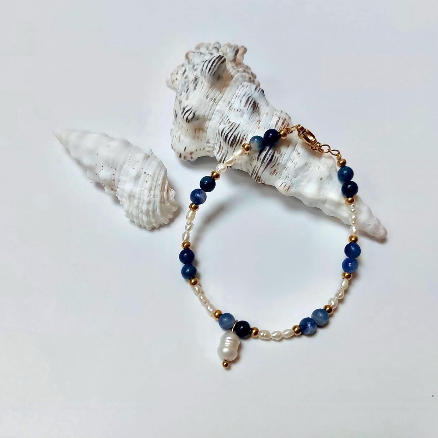 bracelet pour femme en perles d'eau douce et pierre sodalite bleu