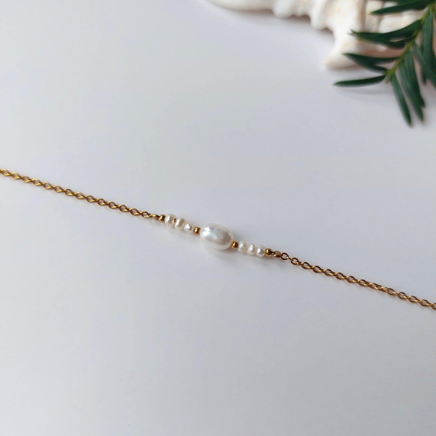 Bracelet fin en acier inoxydable dore et perles deau douce