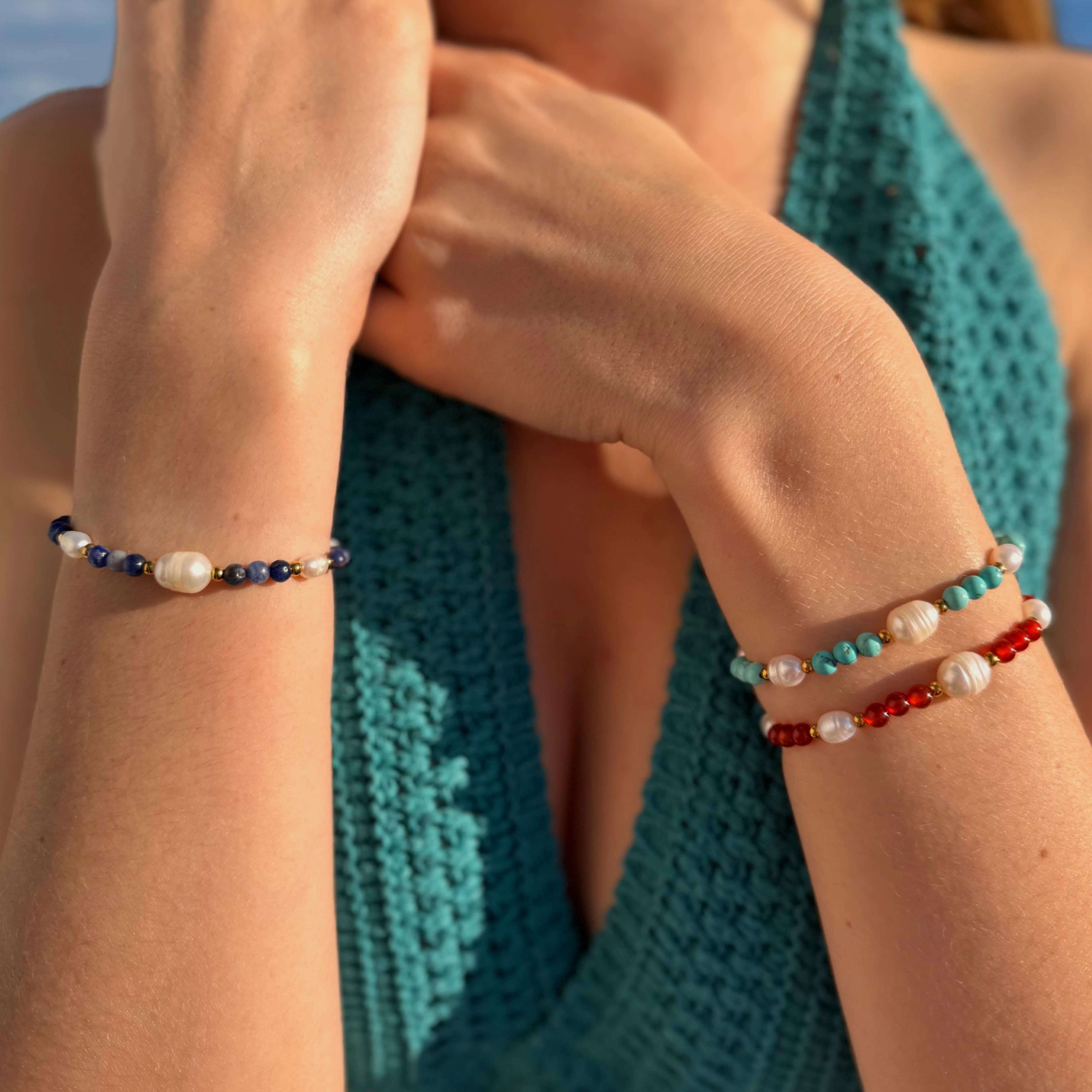 Bracelets en perles naturelles portés par une femme à la plage