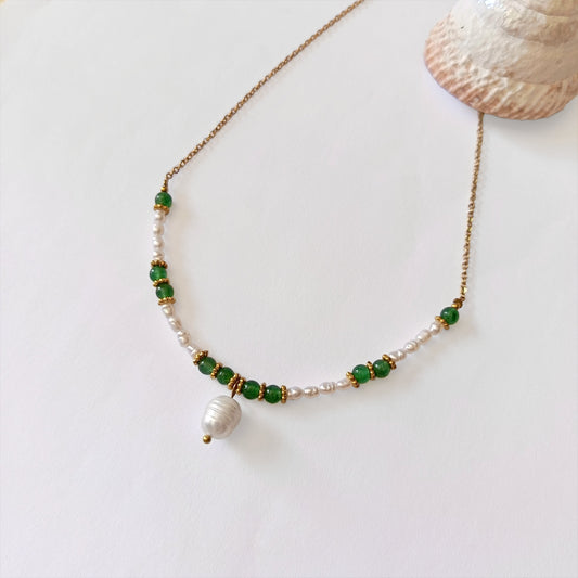 Collier en acier inoxydable à pendentif avec perles d'eau douce et pierres d'aventurine verte. 