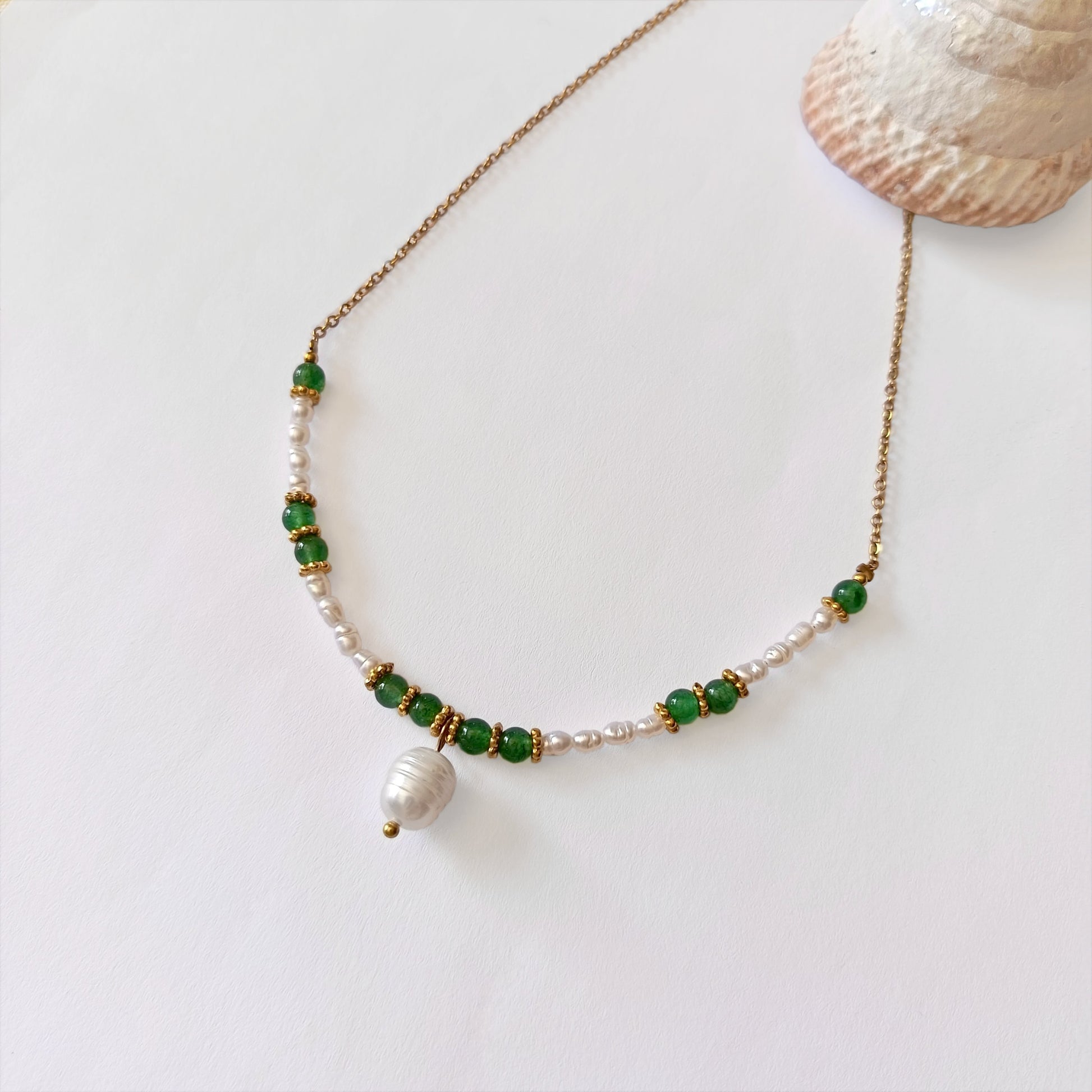 Collier en acier inoxydable à pendentif avec perles d'eau douce et pierres d'aventurine verte. 