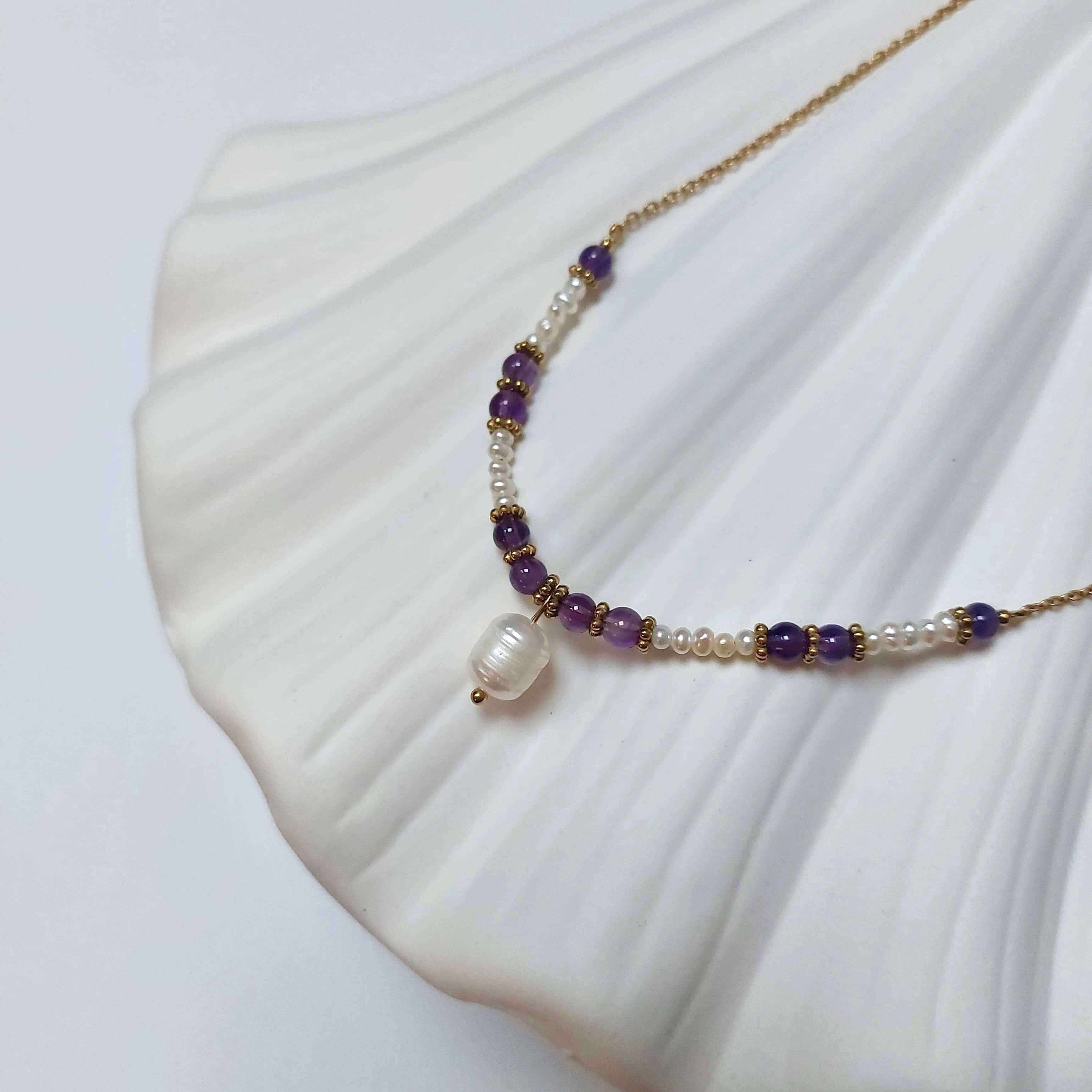 Collier en acier inoxydable à pendentif avec perles d'eau douce et pierres d'améthyste violette. 
