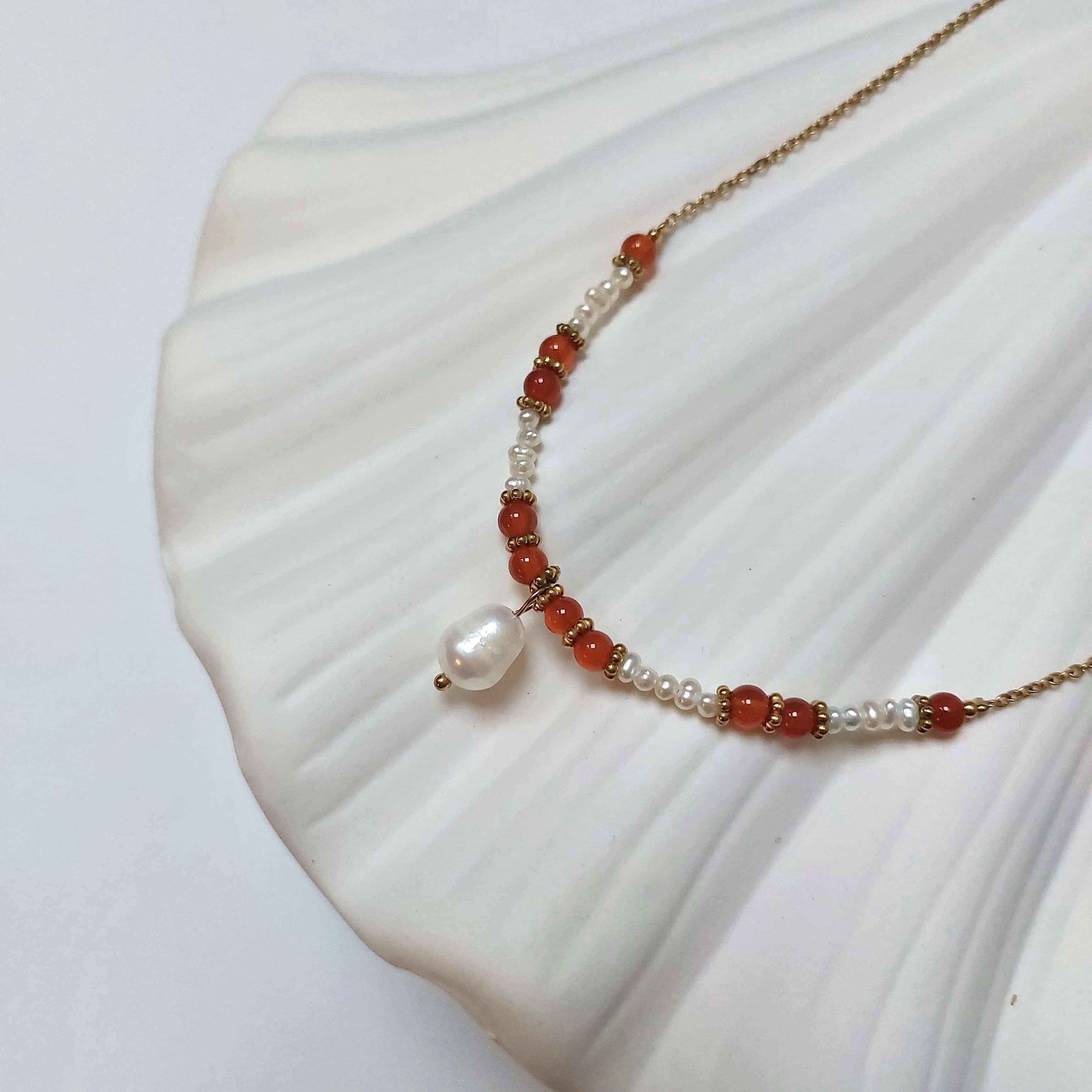 Collier en acier inoxydable à pendentif avec perles d'eau douce et pierres de cornaline rouge. 