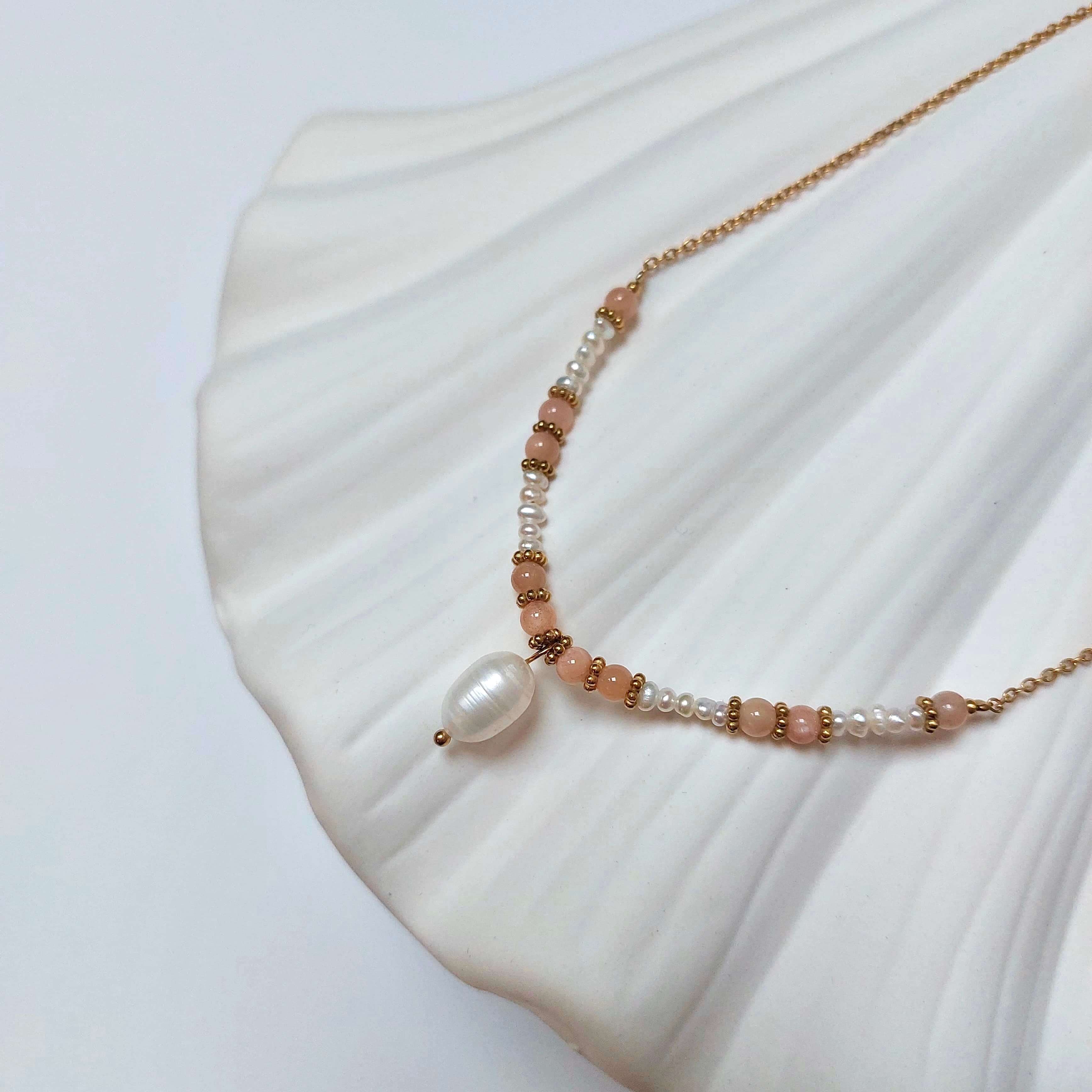 Collier en acier inoxydable à pendentif avec perles d'eau douce et pierres de soleil. 