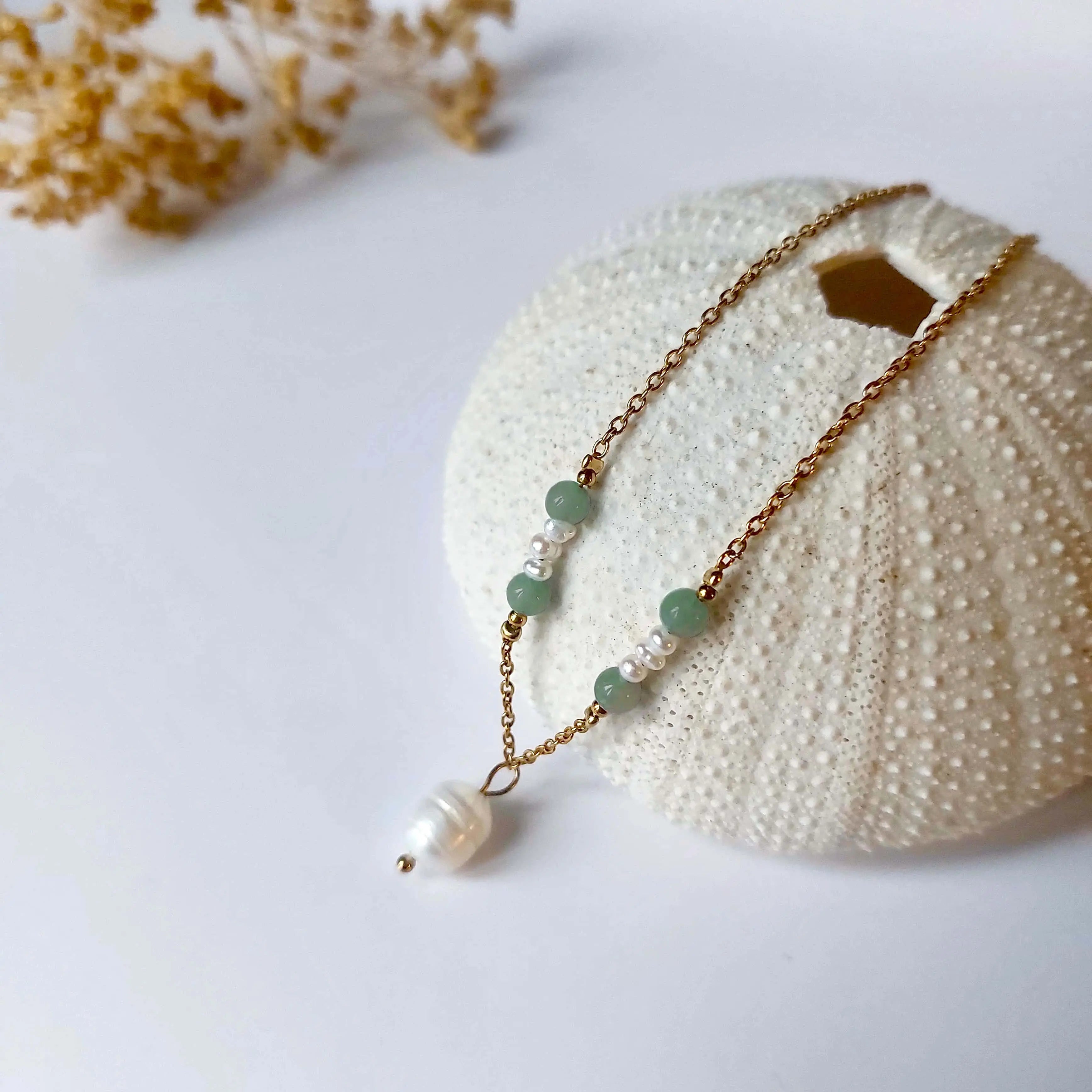Collier élégant avec chaine en acier inoxydable paré de perles d'eau douce et perles d'aventurine verte.