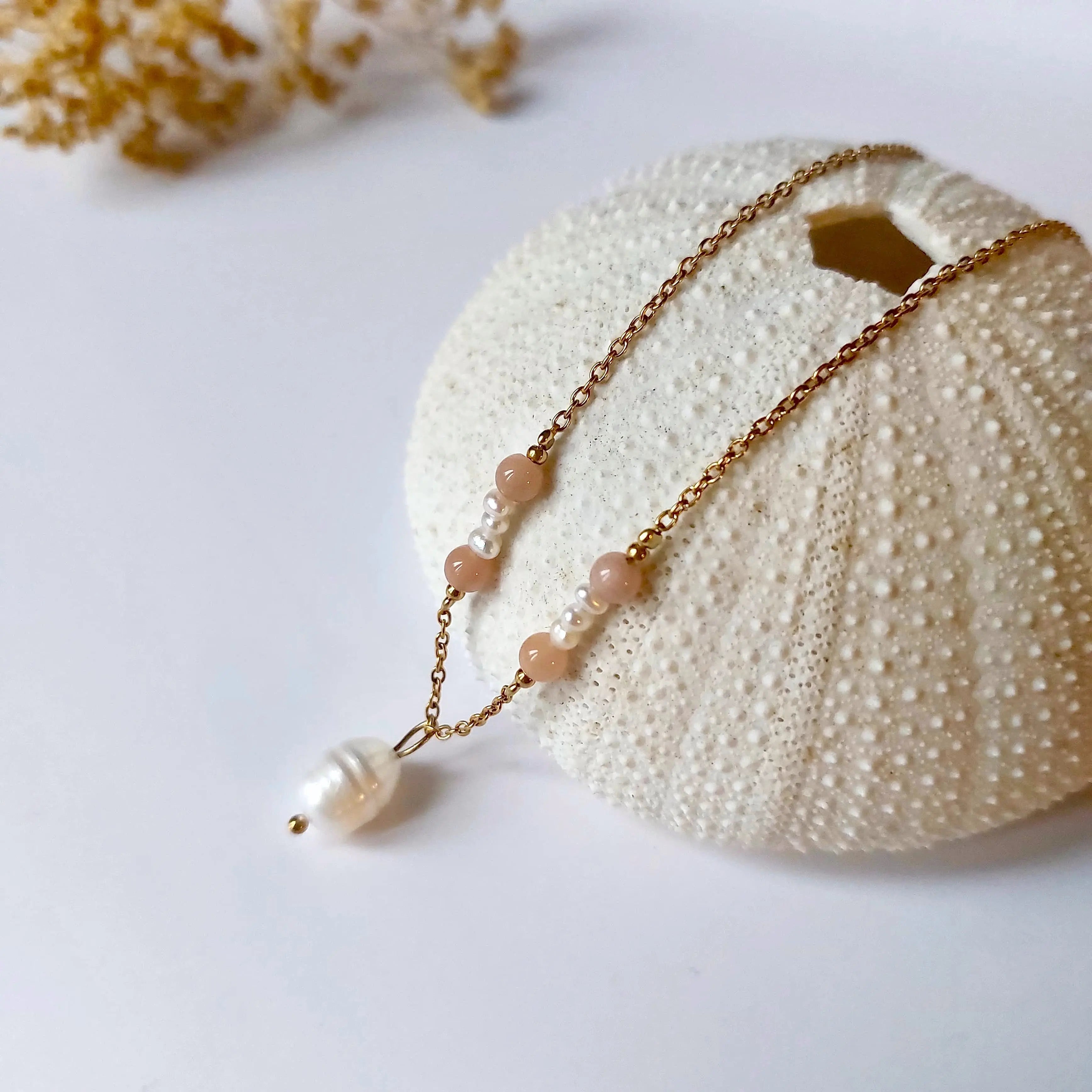 Collier élégant avec chaine en acier inoxydable paré de perles d'eau douce et perles de Pierre de soleil rose.