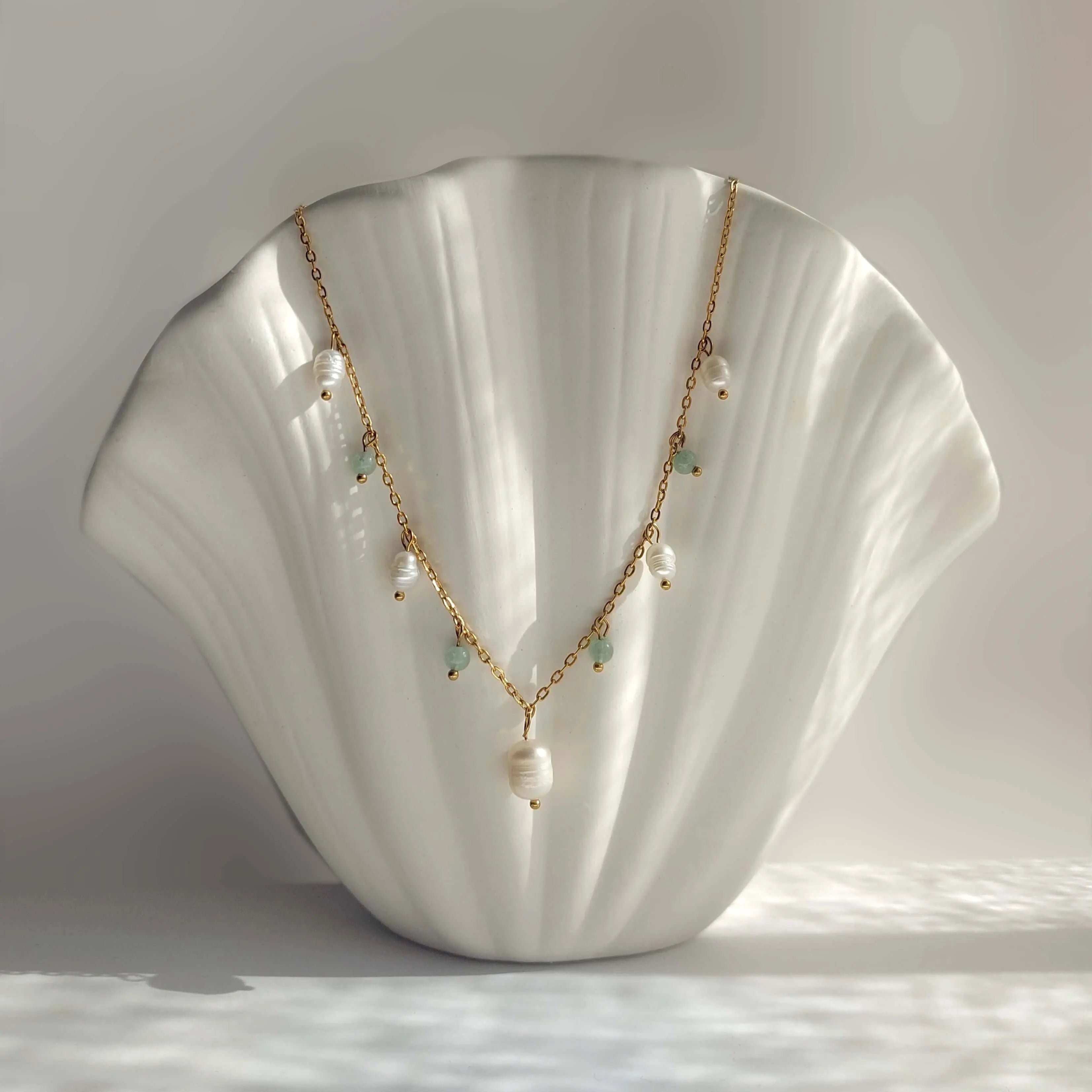 Collier Meandrina en perles d'eau douce et perles d'aventurine verte posé sur fond blanc