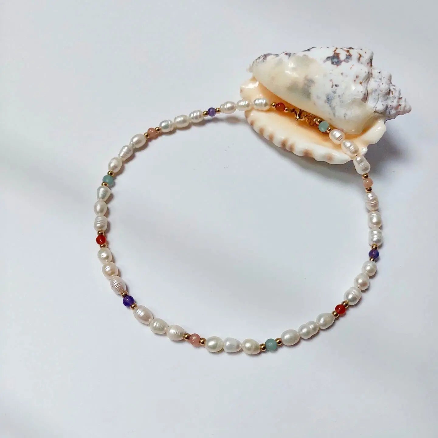 Collier d'été ras de cou avec perles d'eau douce, cornaline, améthyste, aventurine et pierre de soleil. 