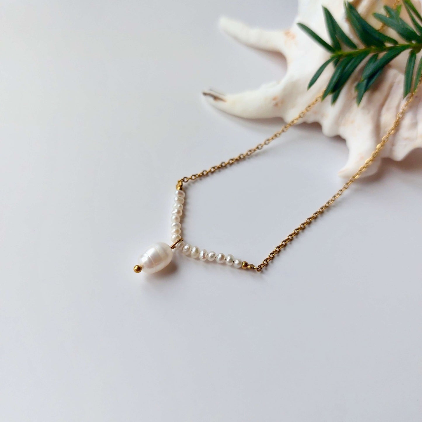 Collier fin en acier inoxydable dore et perles deau douce