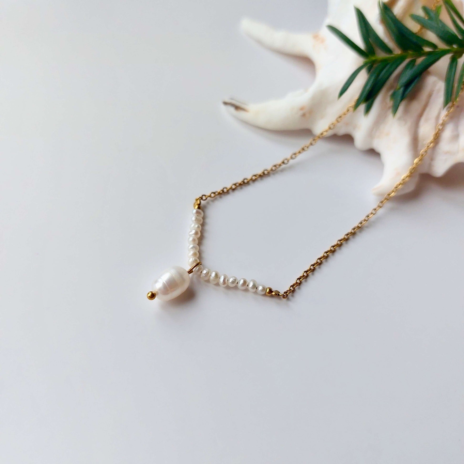 Collier fin en acier inoxydable dore et perles deau douce