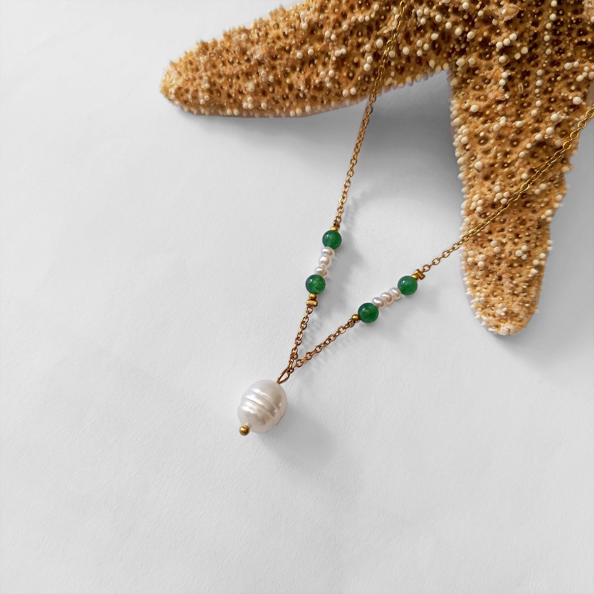 Collier élégant avec chaine en acier inoxydable paré de perles d'eau douce et perles d'aventurine verte.