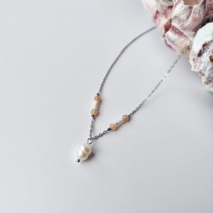 Collier élégant avec chaine en acier inoxydable argenté paré de perles d'eau douce et perles de pierre de soleil rose.