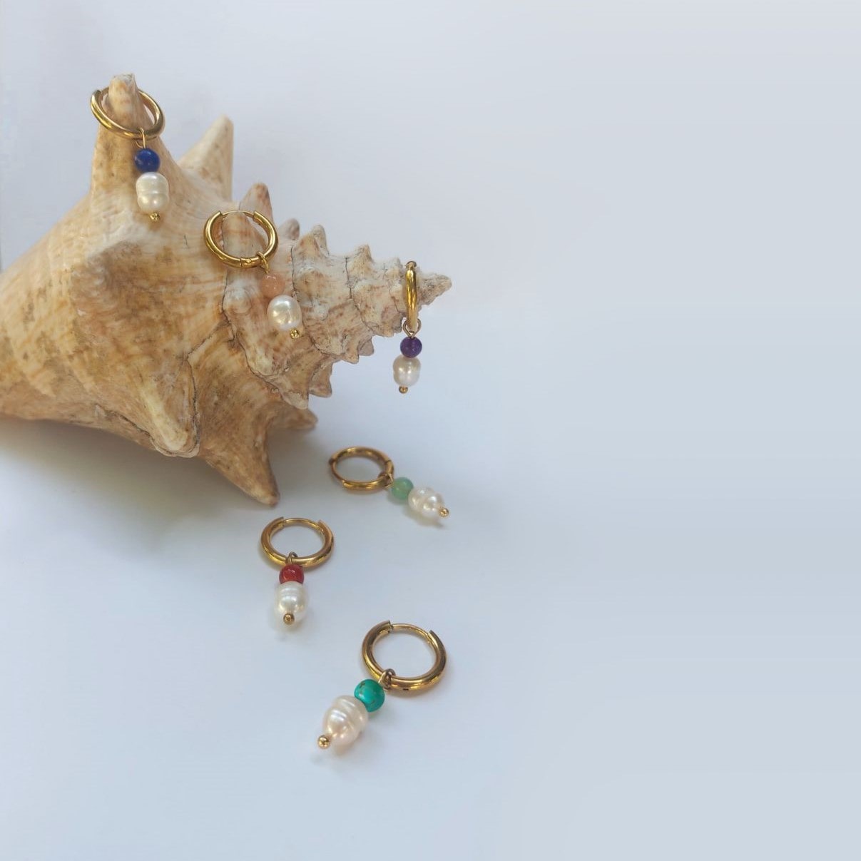 Mono boucle créoles unisexe avec pierres semi-précieuses de couleur et perles d'eau douce.