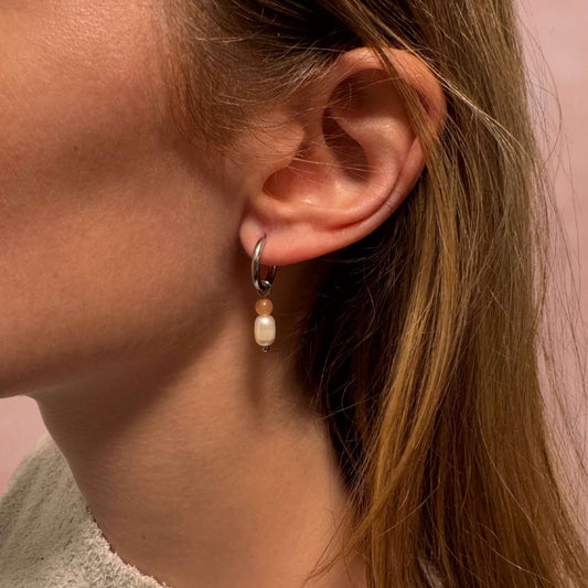 Boucles d'oreilles creole en acier inoxydable argente perle deau douce et pierre de soleil