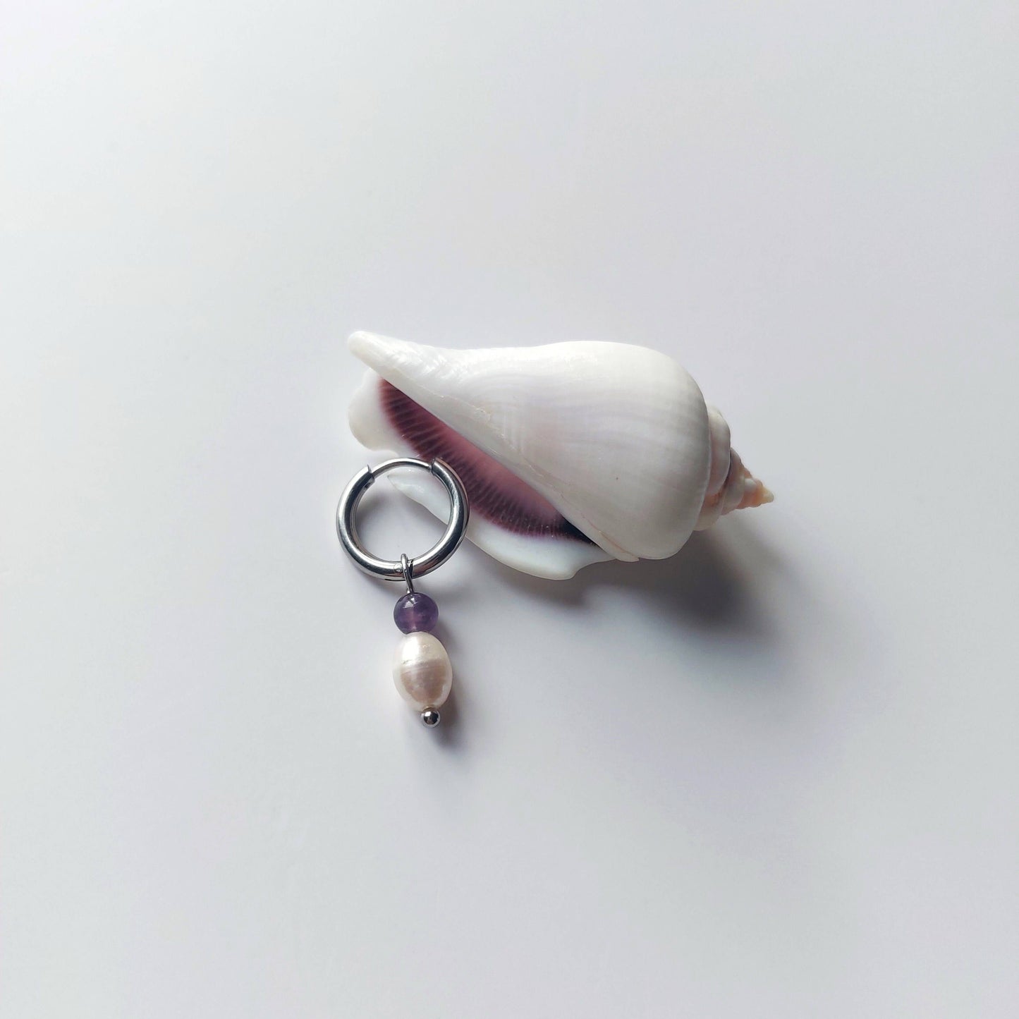 Mono boucle unisexe en acier inoxydable argenté, petite créole avec perle d'eau douce et améthyste.
