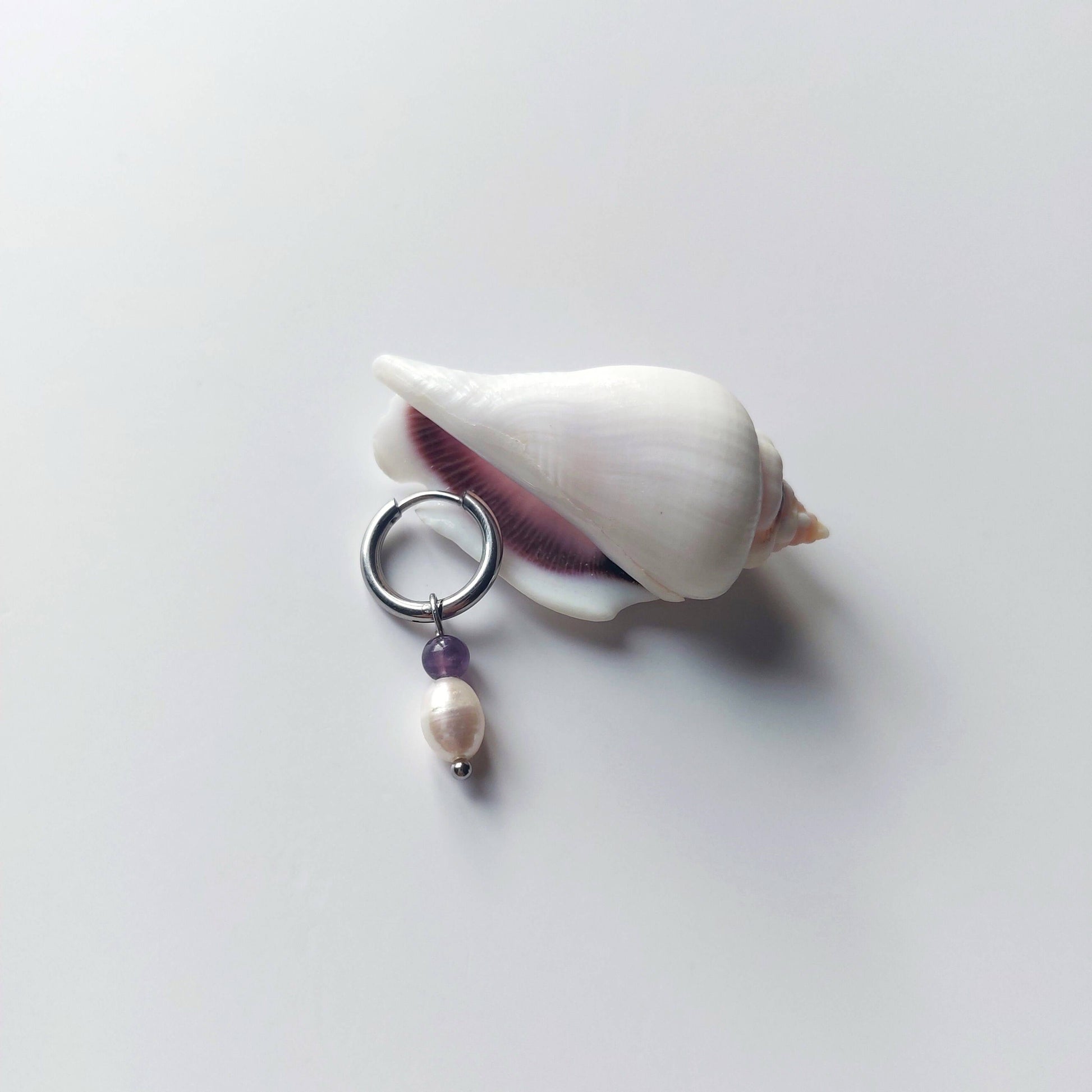 Mono boucle unisexe en acier inoxydable argenté, petite créole avec perle d'eau douce et améthyste.