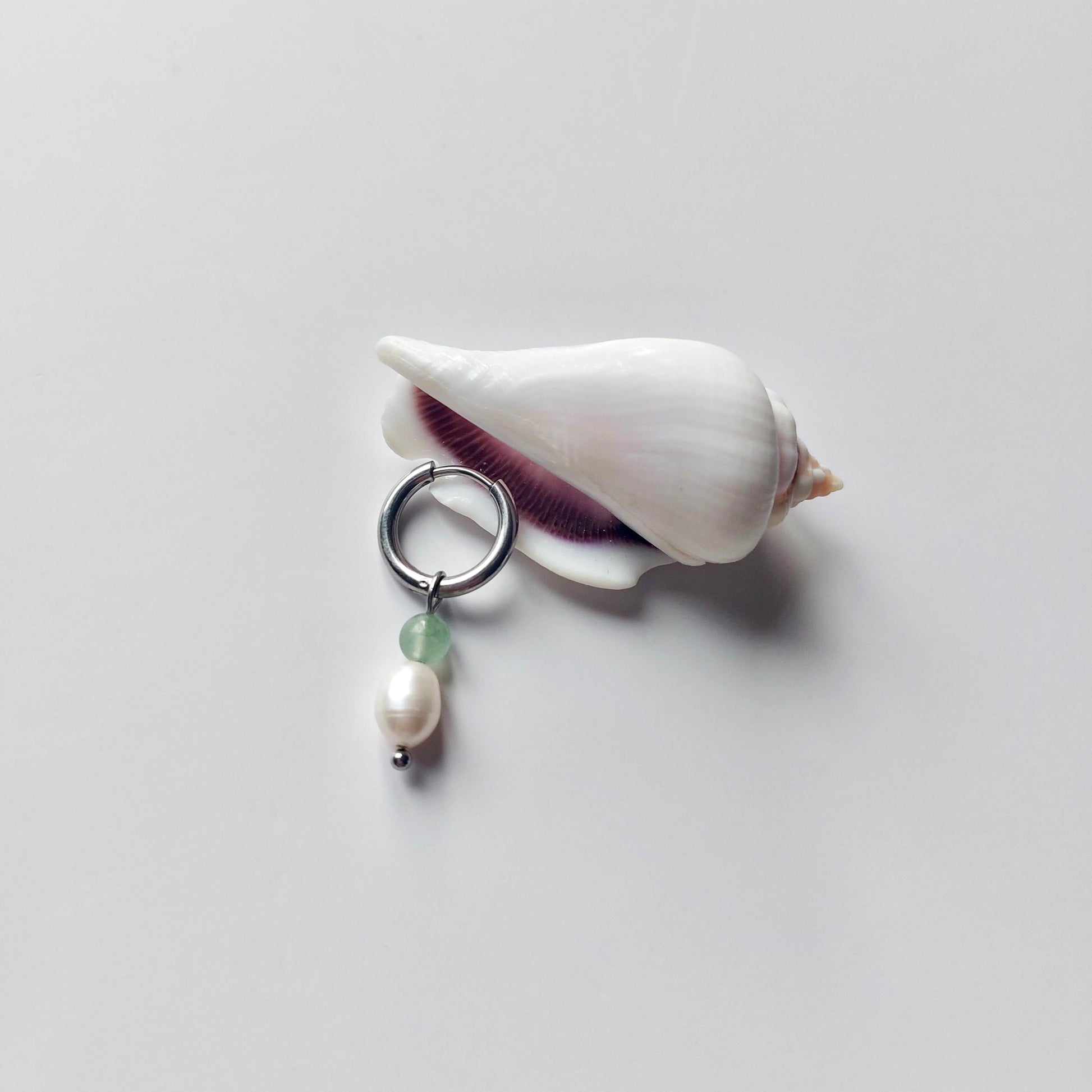 Mono boucle unisexe en acier inoxydable argenté, petite créole avec perle d'eau douce et aventurine.