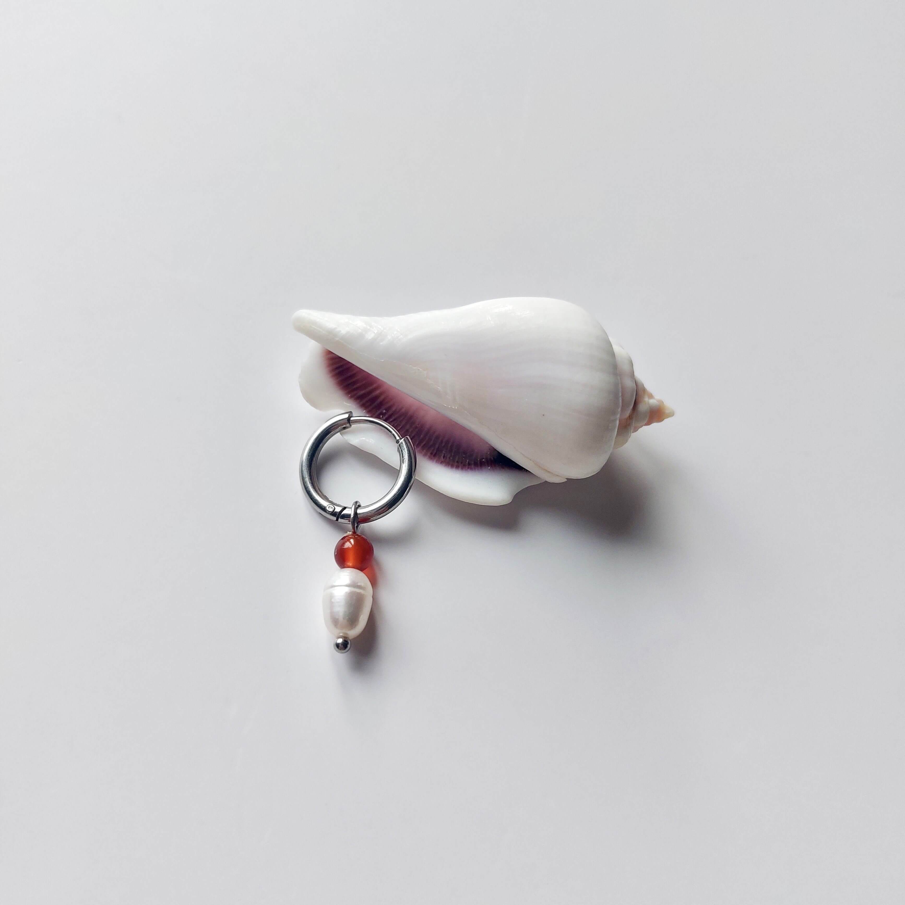 Mono boucle unisexe en acier inoxydable argenté, petite créole avec perle d'eau douce et cornaline.