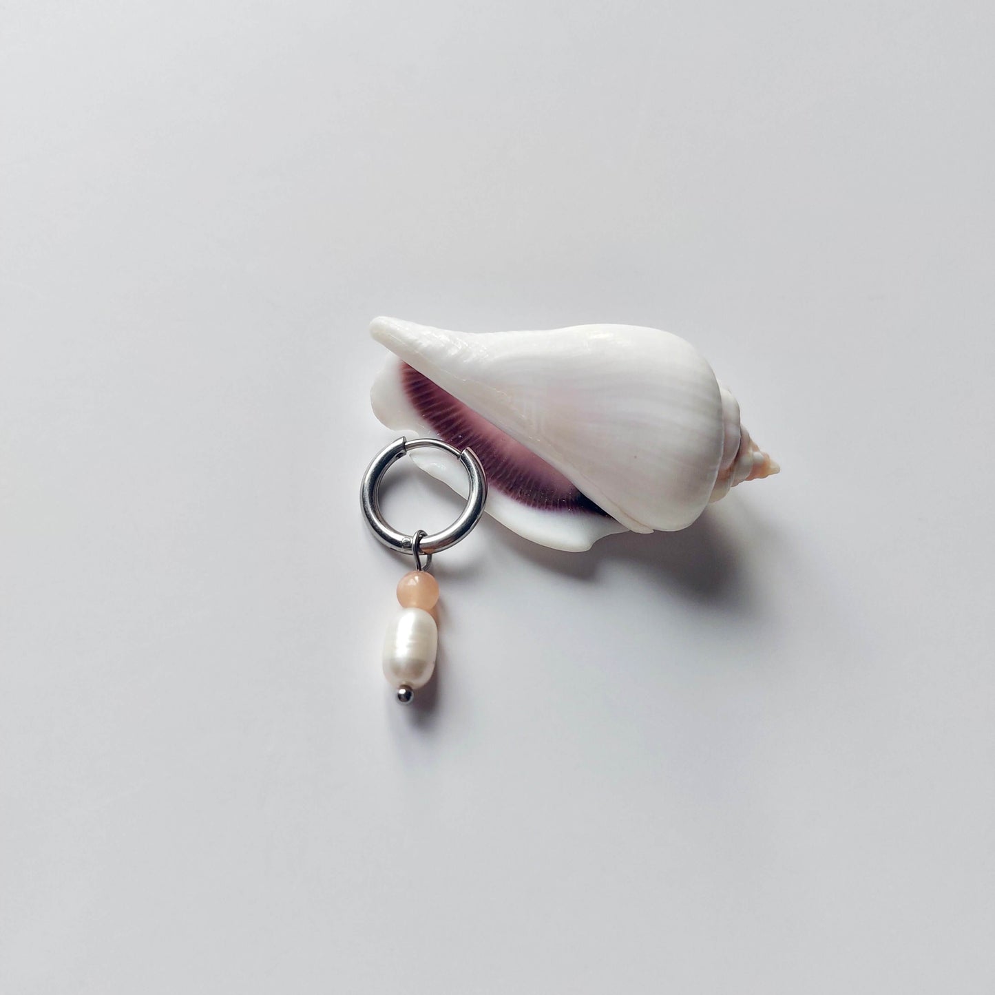 Mono boucle unisexe en acier inoxydable argenté, petite créole avec perle d'eau douce et pierre de soleil.