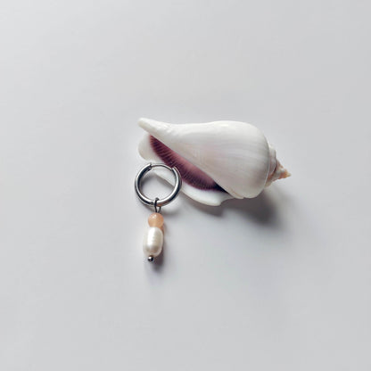 Mono boucle unisexe en acier inoxydable argenté, petite créole avec perle d'eau douce et pierre de soleil.