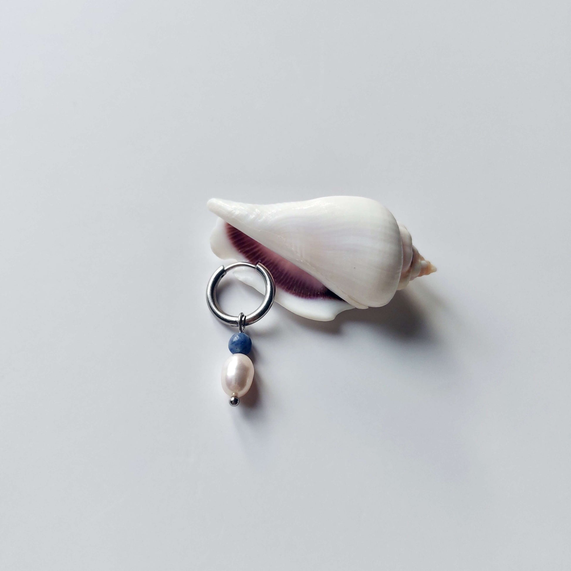 Mono boucle unisexe en acier inoxydable argenté, petite créole avec perle d'eau douce et sodalite.