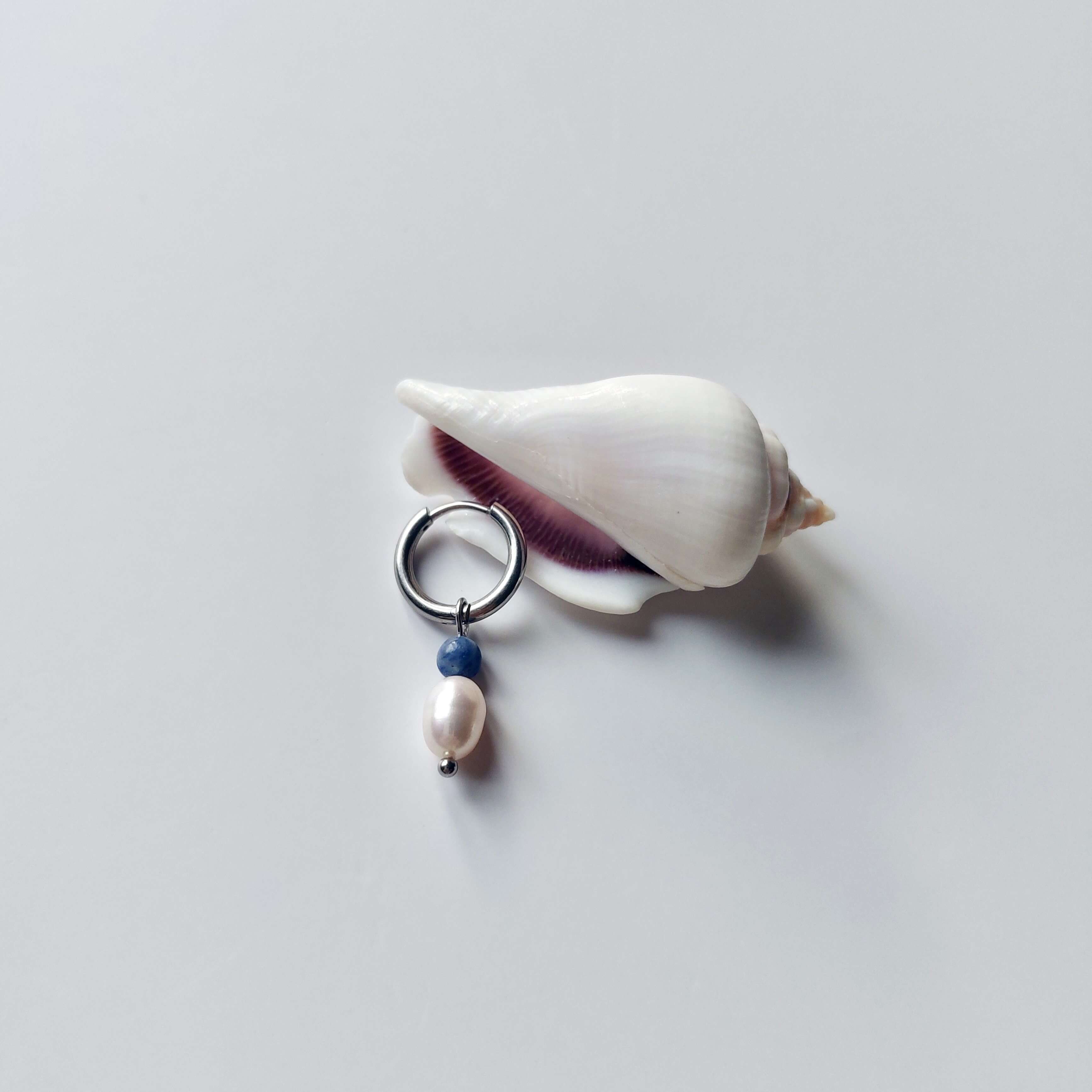 Mono boucle unisexe en acier inoxydable argenté, petite créole avec perle d'eau douce et sodalite.