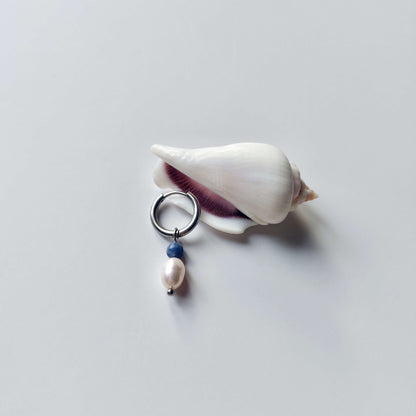 Mono boucle unisexe en acier inoxydable argenté, petite créole avec perle d'eau douce et sodalite.