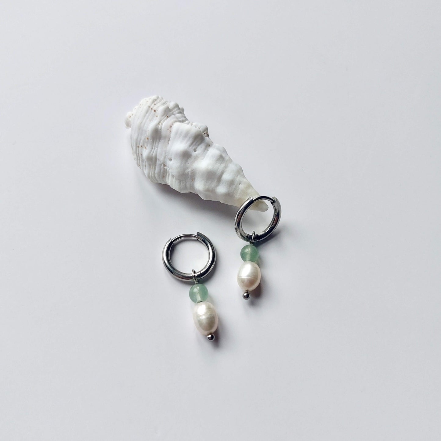 Boucles d'oreilles créoles en acier inoxydable argenté avec une pierre d'eau douce et une perle d'aventurine. Design minimaliste et coloré.