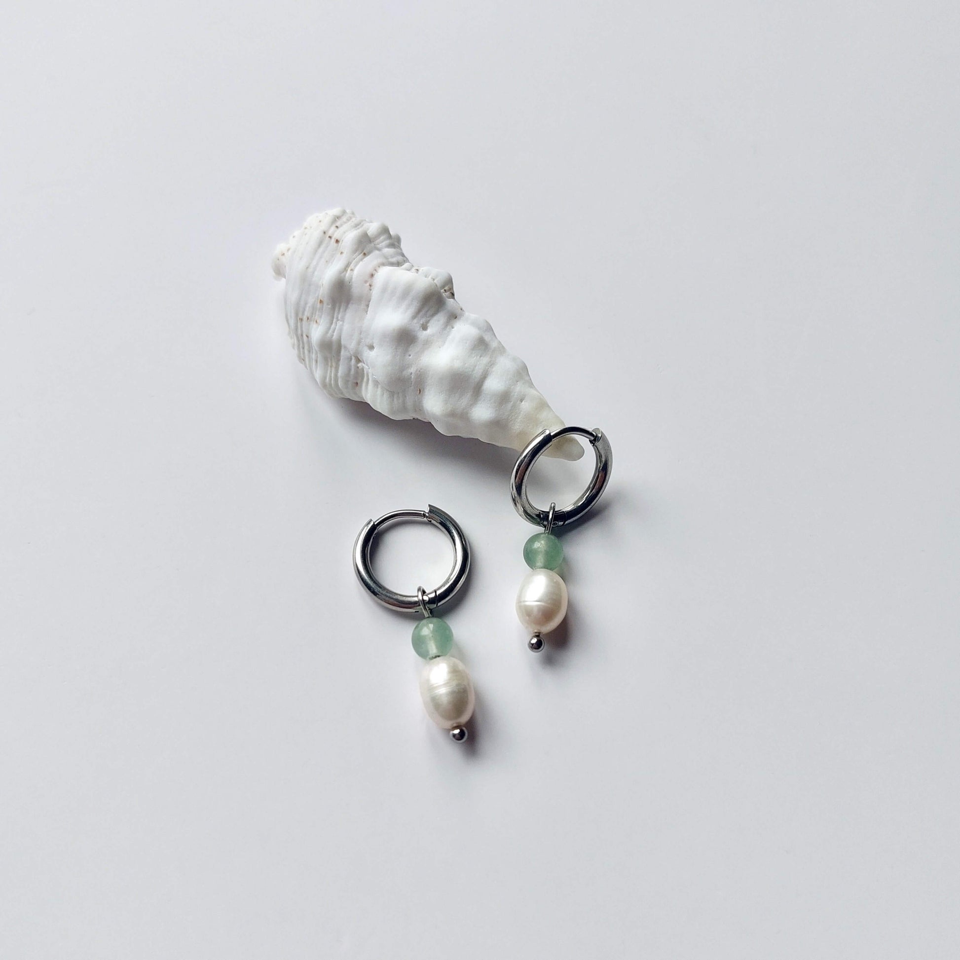 Boucles d'oreilles créoles en acier inoxydable argenté avec une pierre d'eau douce et une perle d'aventurine. Design minimaliste et coloré.