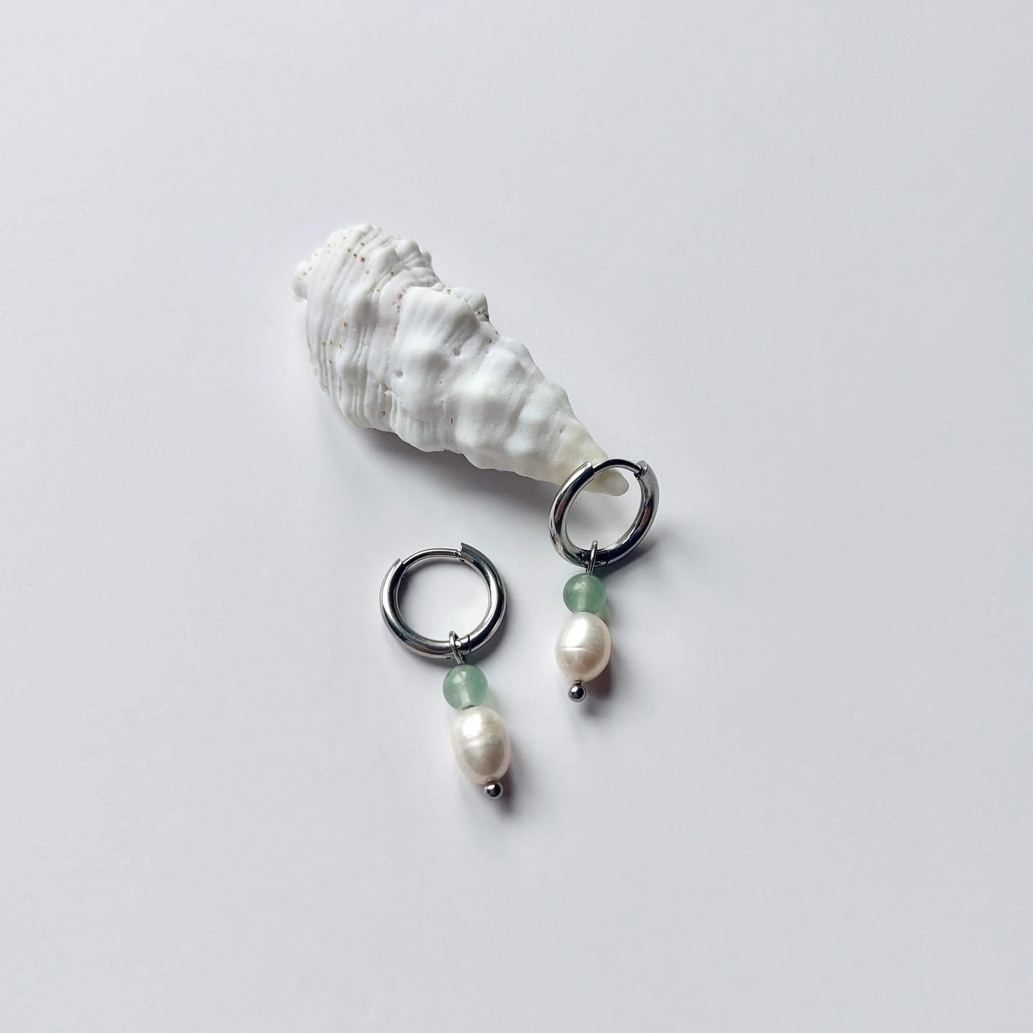 Boucles d'oreilles créoles en acier inoxydable argenté avec une pierre d'eau douce et une perle d'aventurine. Design minimaliste et coloré.