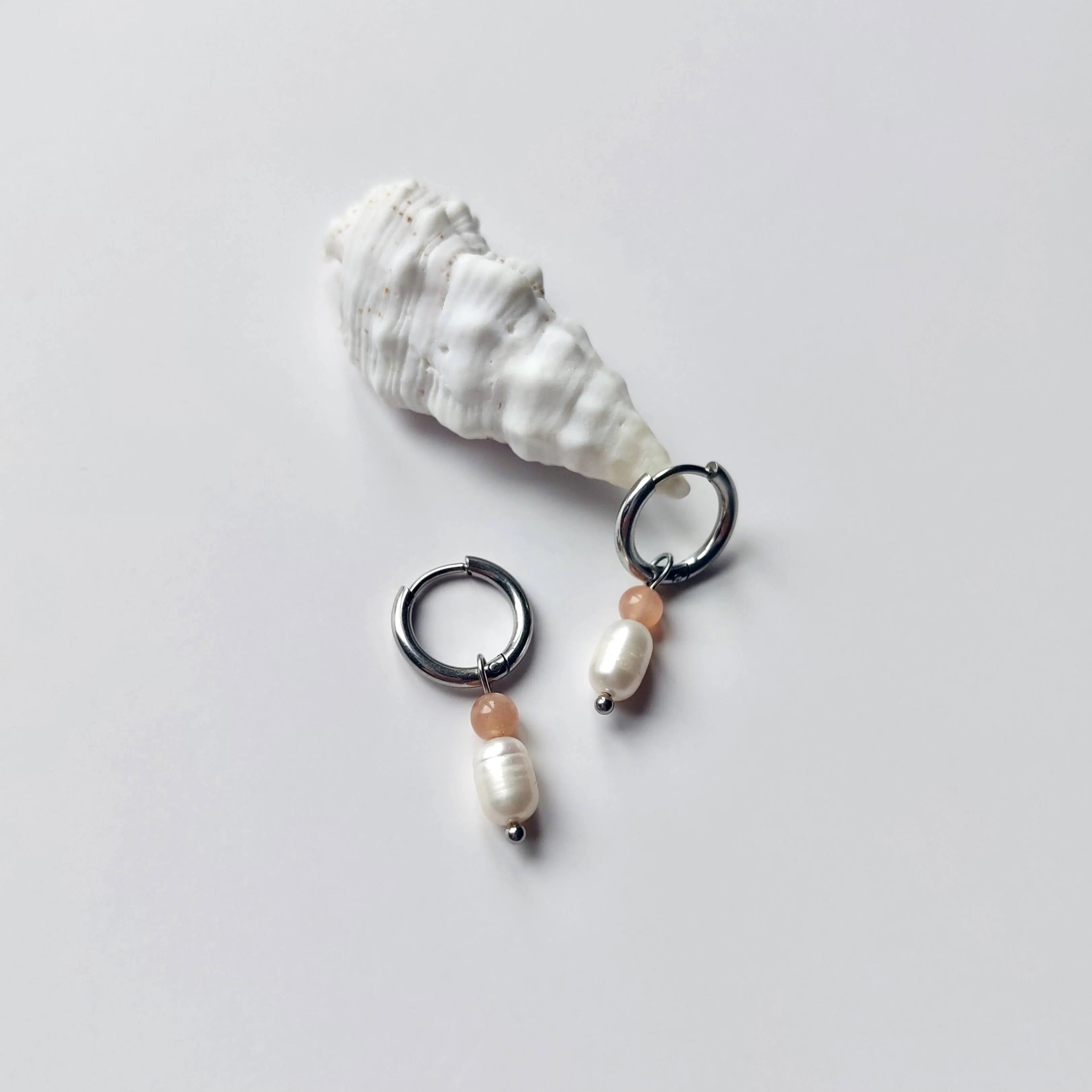 Boucles d'oreilles créoles en acier inoxydable argenté avec une pierre d'eau douce et une perle de pierre de soleil. Design minimaliste et coloré.