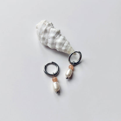 Boucles d'oreilles créoles en acier inoxydable argenté avec une pierre d'eau douce et une perle de pierre de soleil. Design minimaliste et coloré.