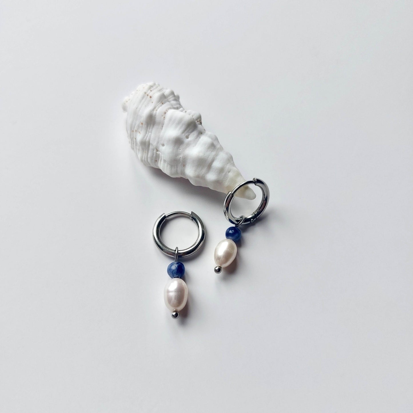 Boucles d'oreilles créoles en acier inoxydable argenté avec une pierre d'eau douce et une perle de sodalite. Design minimaliste et coloré.