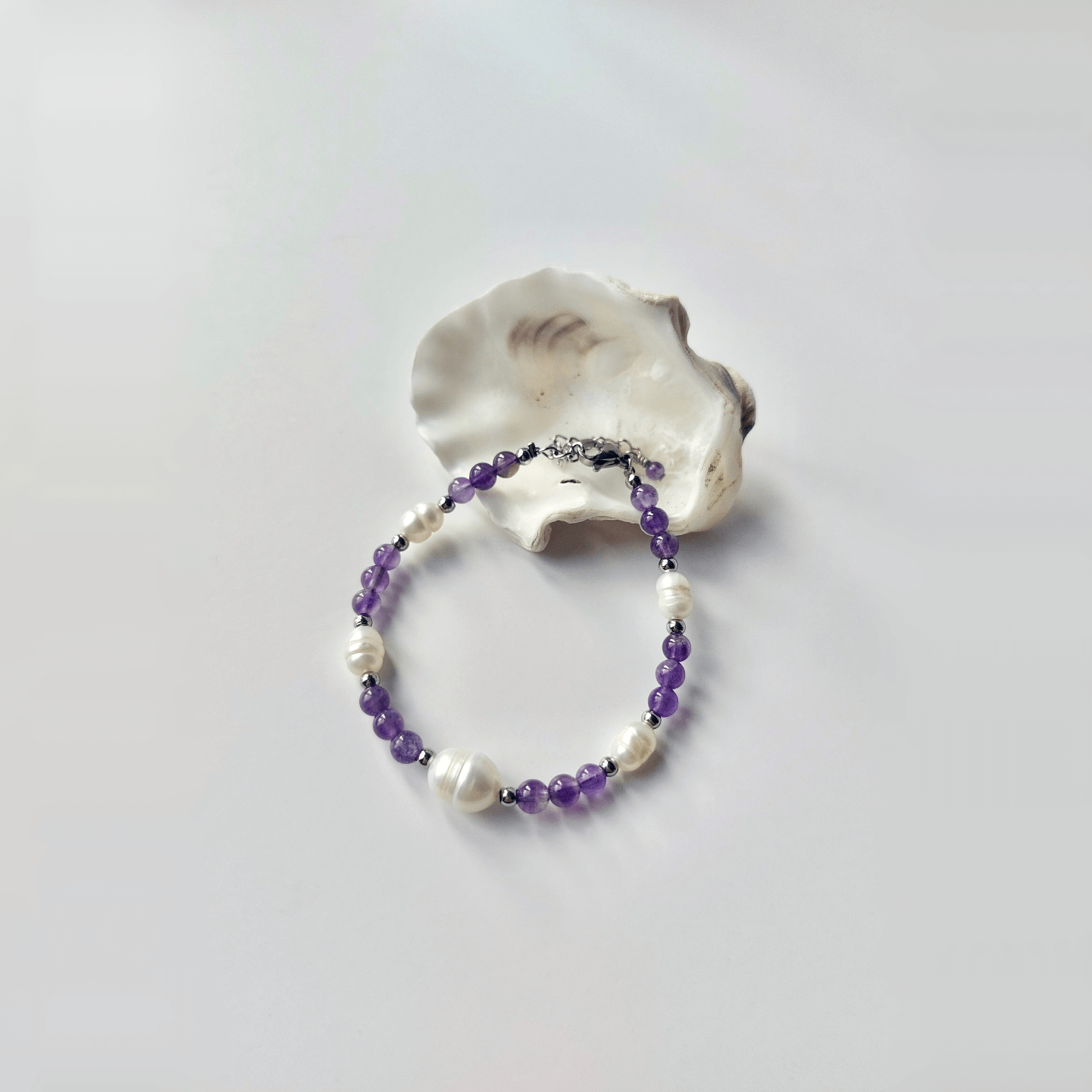 bracelet pour femme en acier inoxydable argenté, perles d'eau douce et pierres d'améthyste violette