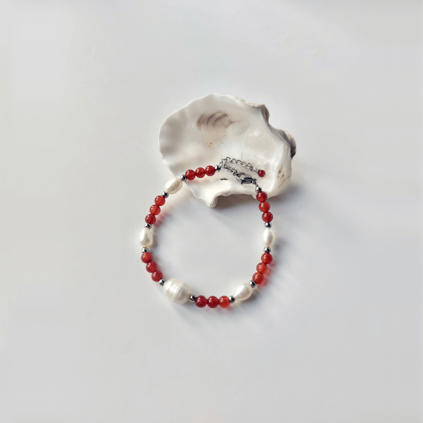 bracelet pour femme en acier inoxydable argenté, perles d'eau douce et pierres de cornaline rouge