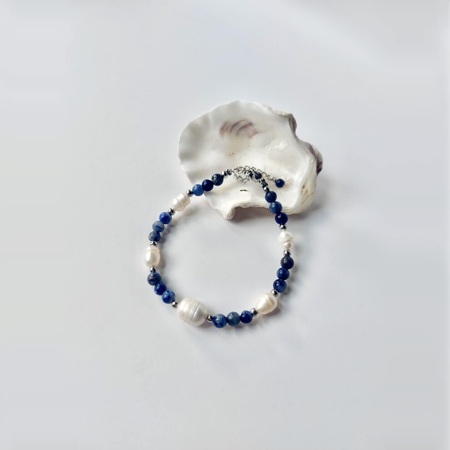 bracelet pour femme en acier inoxydable argenté, perles d'eau douce et pierres de sodalite bleue
