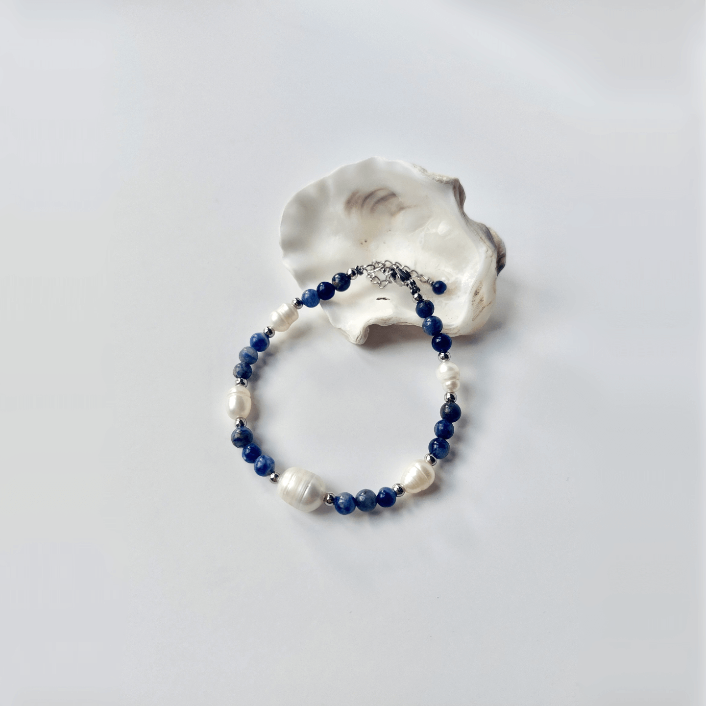 bracelet pour femme en acier inoxydable argenté, perles d'eau douce et pierres de sodalite bleue