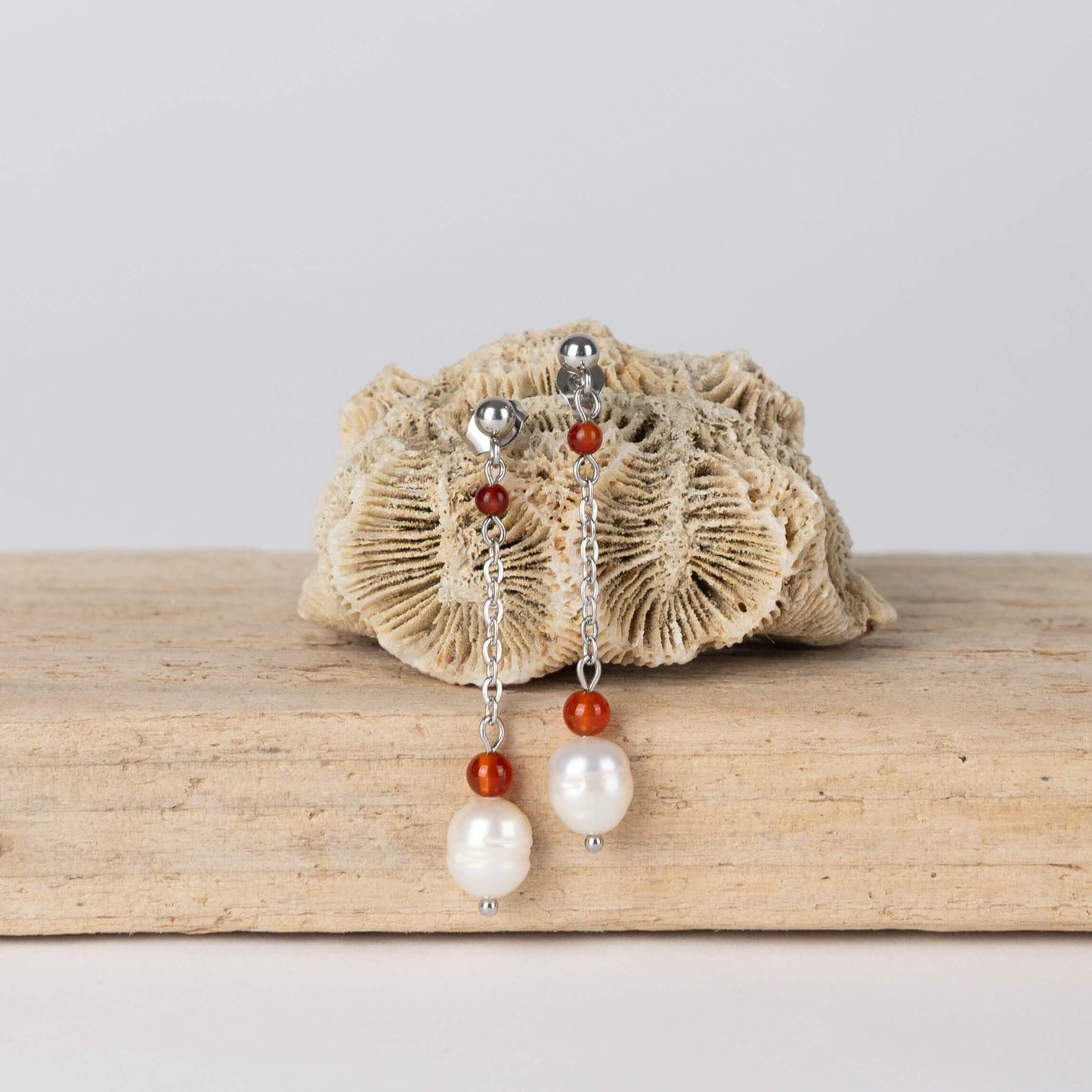 Paire de boucles d'oreilles pendantes en acier inoxydable argenté, perles d'eau douce et cornaline rouge