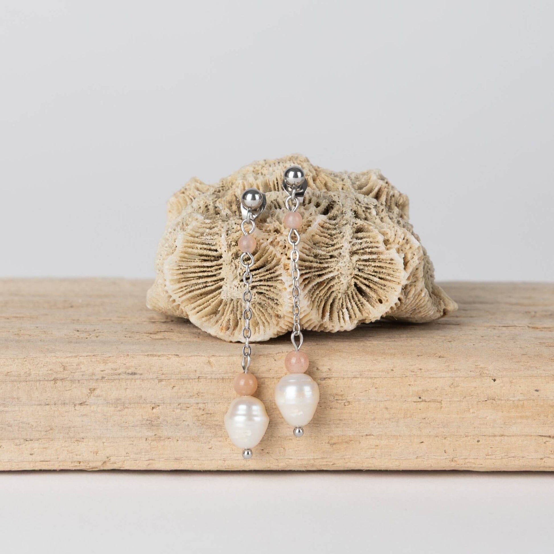 Paire de boucles d'oreilles pendantes en acier inoxydable argenté, perles d'eau douce et pierre de soleil rose